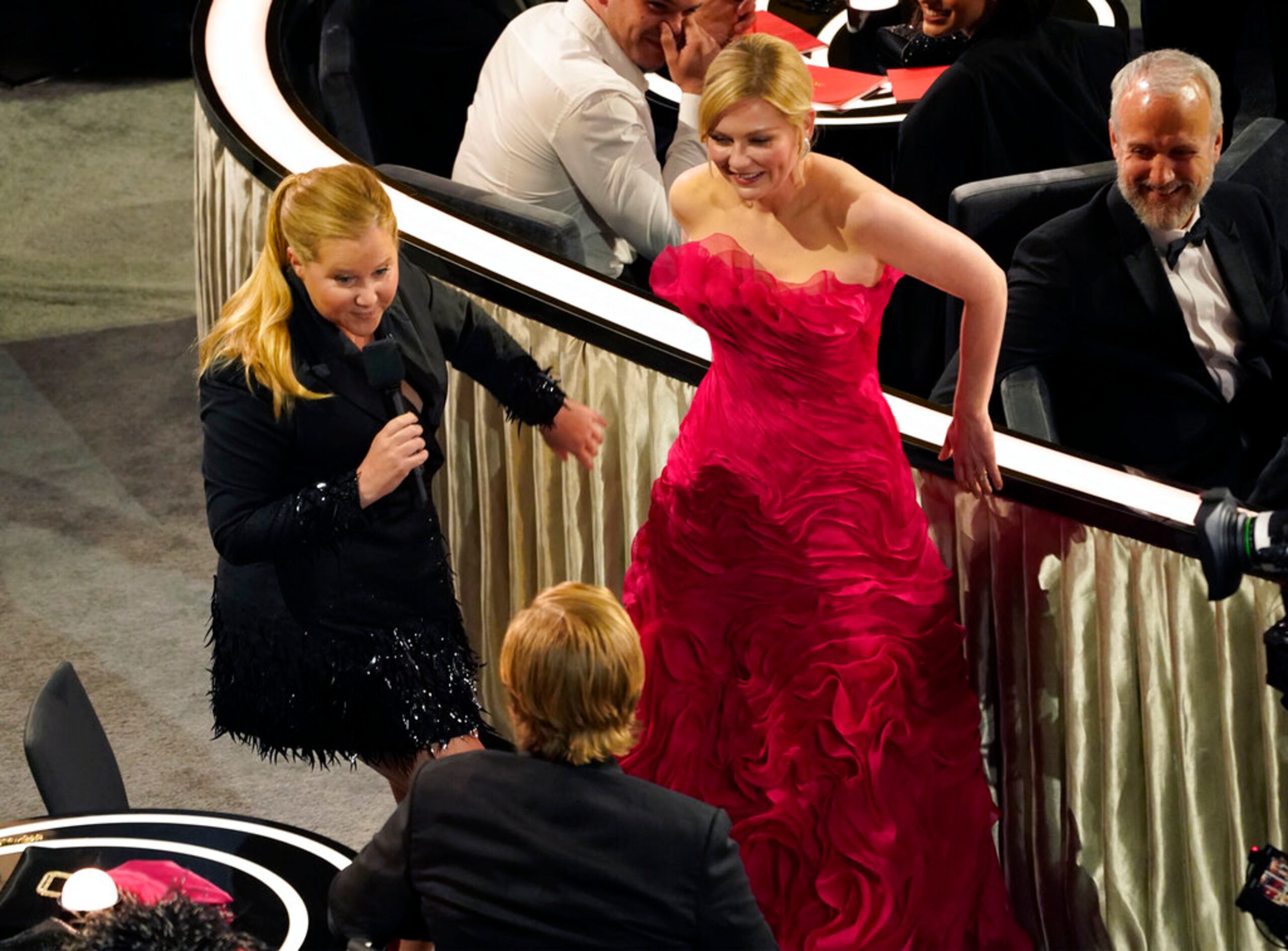 Amy Schumer habla con Jesse Plemons y Kirsten Dunst en la audiencia de los Oscar el 27 de marzo de 2022, en el Teatro Dolby, en Los Ángeles.