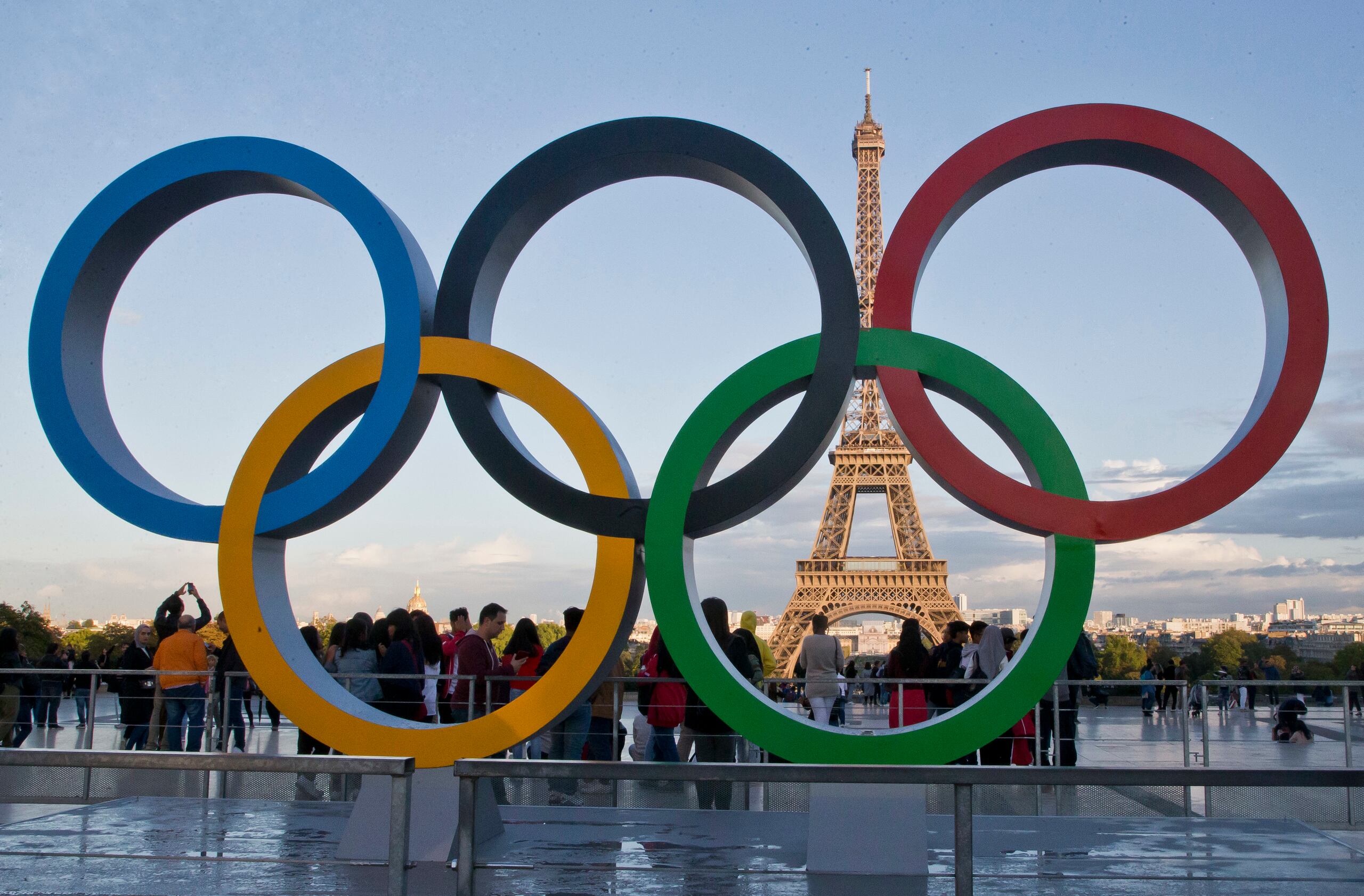 Los aros olímpicos aparecen aquí en la plaza Trocadero, desde donde se puede observar la icónica Torre Eiffel en París.