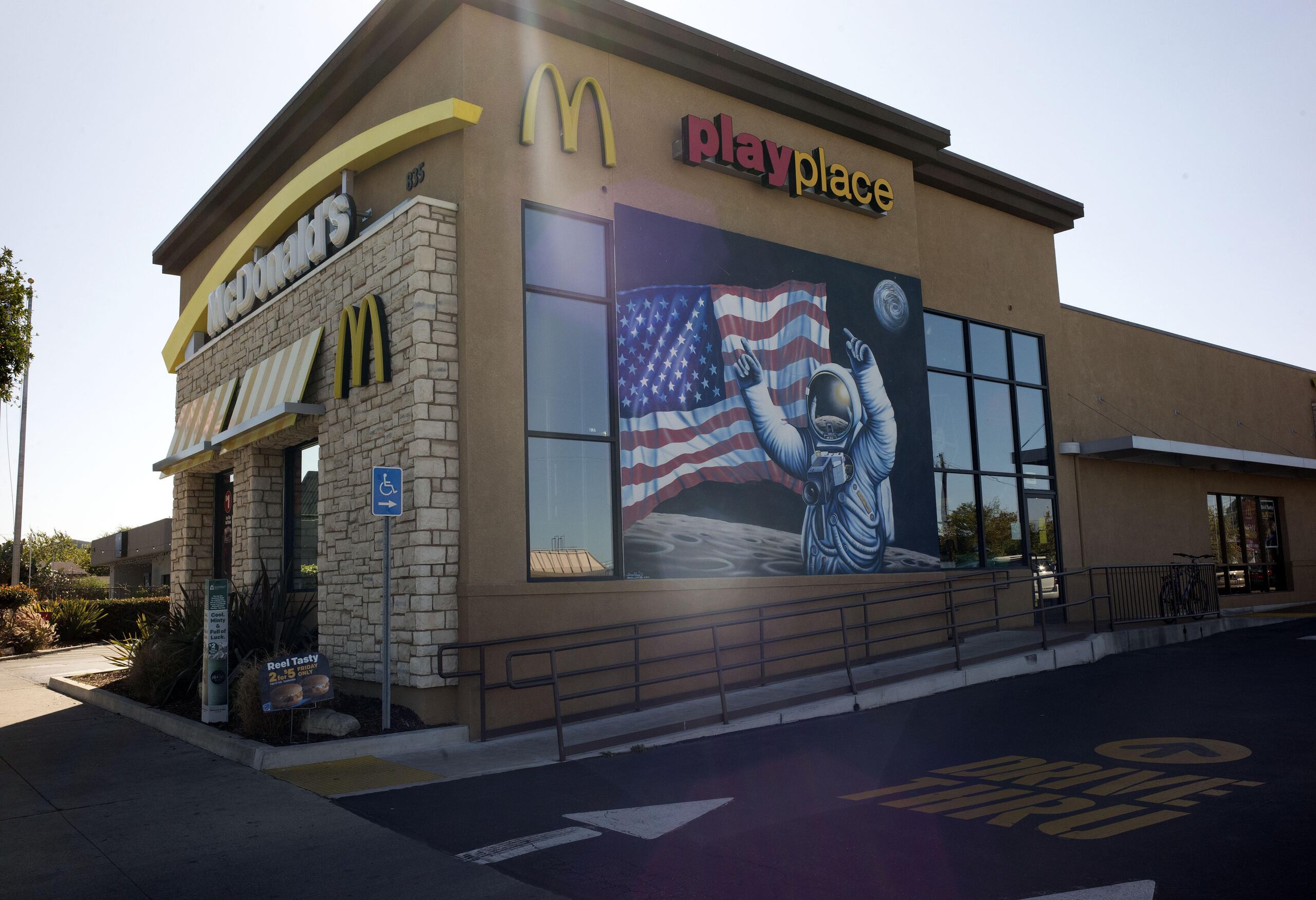 La fachada lateral de un McDonalds, en una fotografía de archivo. EFE/Armando Arorizo
