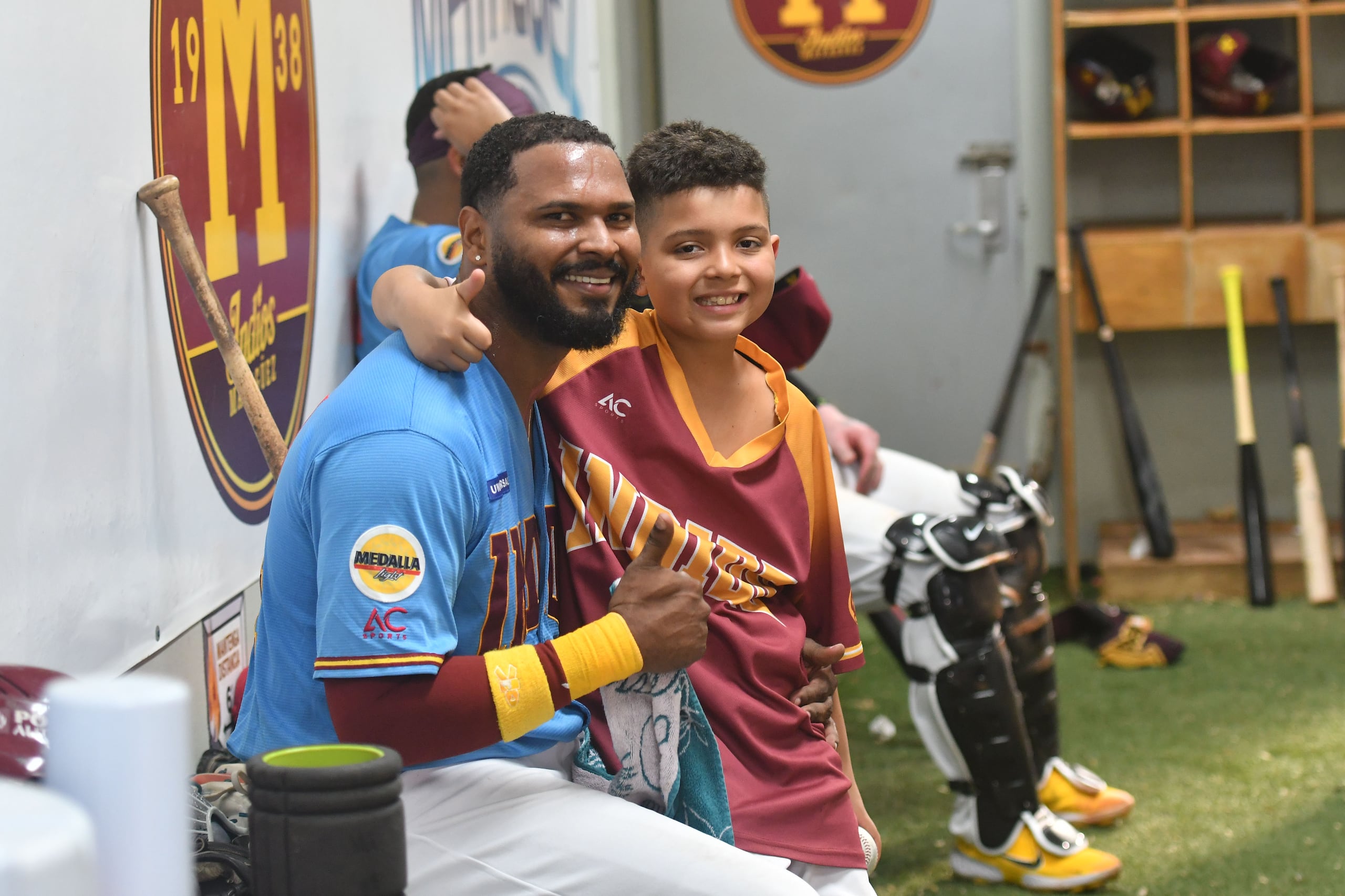 Anthony García comparte con su hijo Romeo luego del partido del lunes en el camerio de los Indios en el 'Cholo' García. Romeo tiene 10 años y comenzó recién a jugar béisbol.