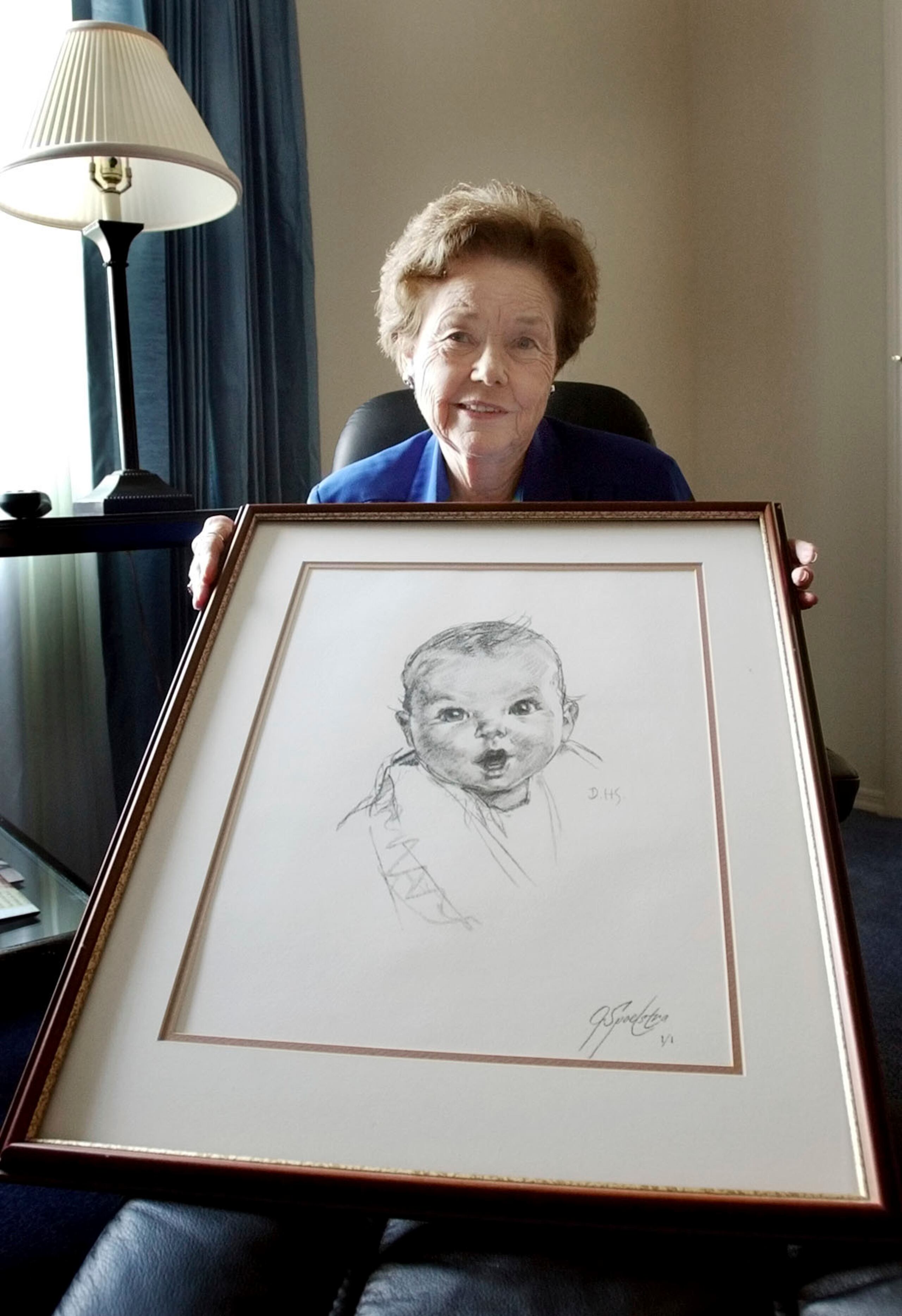 Ann Taylor Cook, posa en su casa de Tampa, Florida, la tarde del miércoles 4 de febrero de 2004, con una copia de su foto que se utiliza en todos los productos de comida para bebés de Gerber.