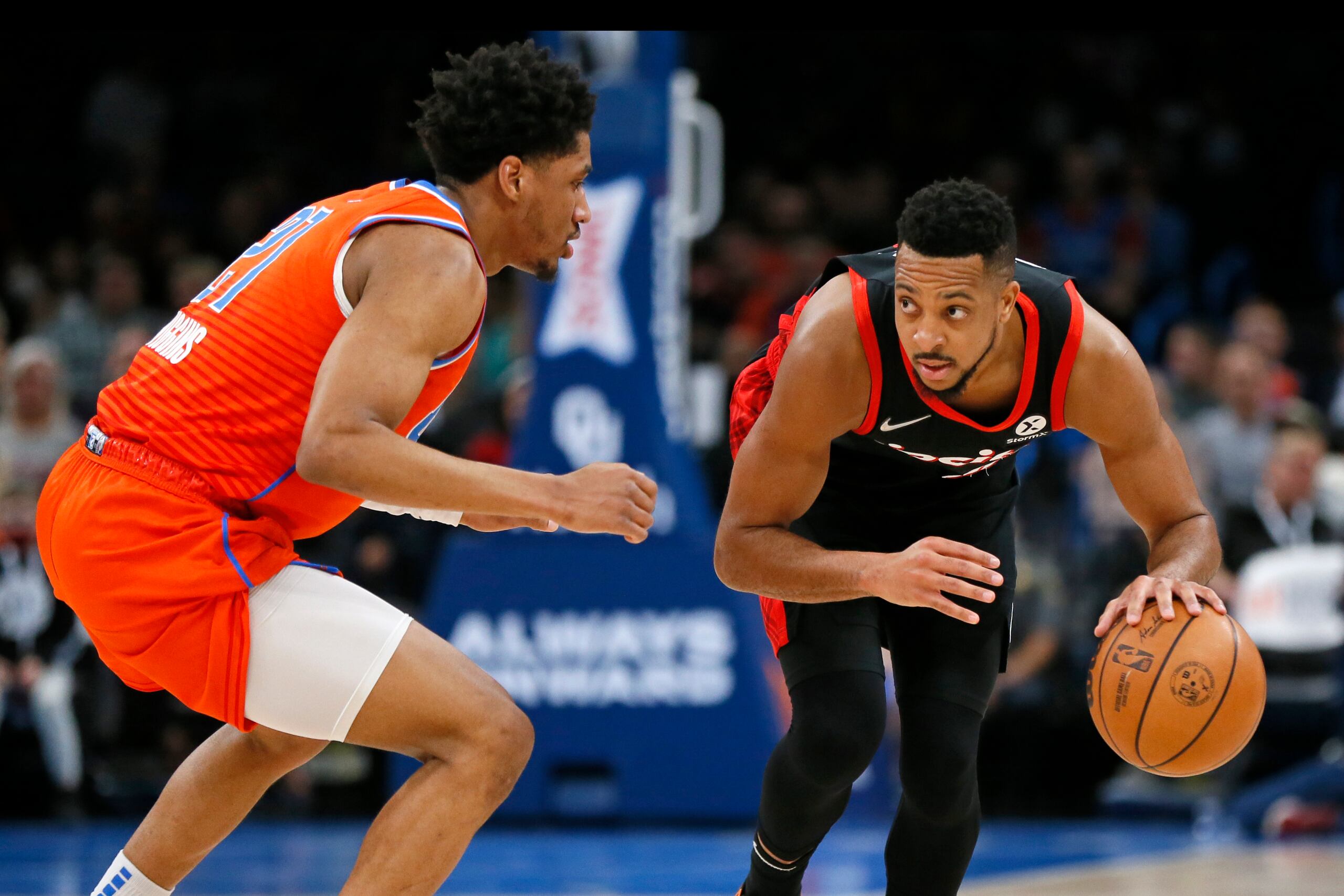 CJ McCollum, con el balón, pasó de Portland a los Pelicans en un canje que involucró siete jugadores.