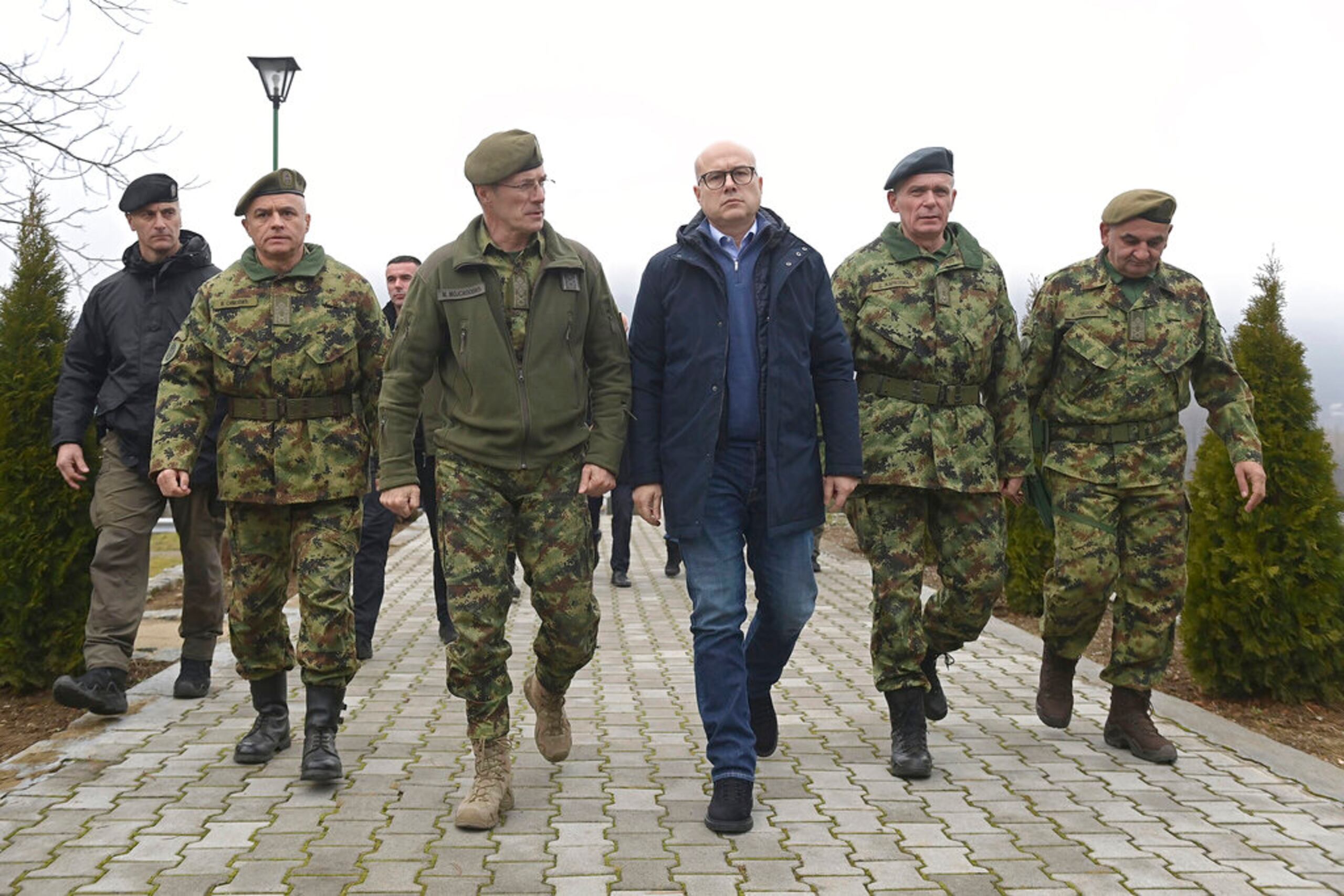 En esta foto proporcionada por el Servicio de Prensa del Ministerio de Defensa serbio, el ministro de Defensa de Serbia, Milos Vucevic, al centro, habla con Milan Mojsilovic, jefe del Estado Mayor del Ejército serbio, al centro a la izquierda, el 26 de diciembre de 2022, en el cuartel del ejército en Raska, en el sur de Serbia.