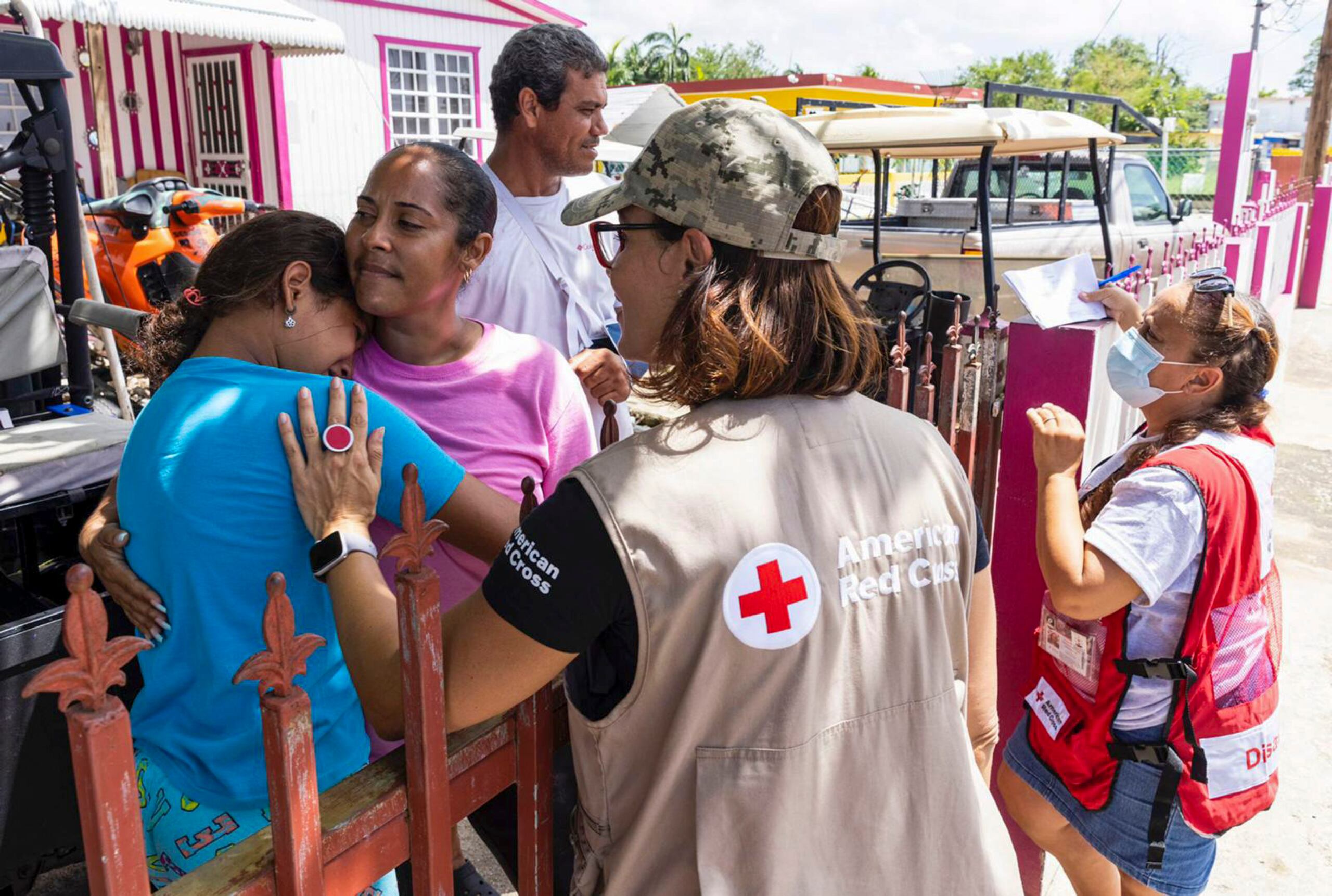 Cruz Roja Americana reparte ayudas luego del paso del Huracán Fiona