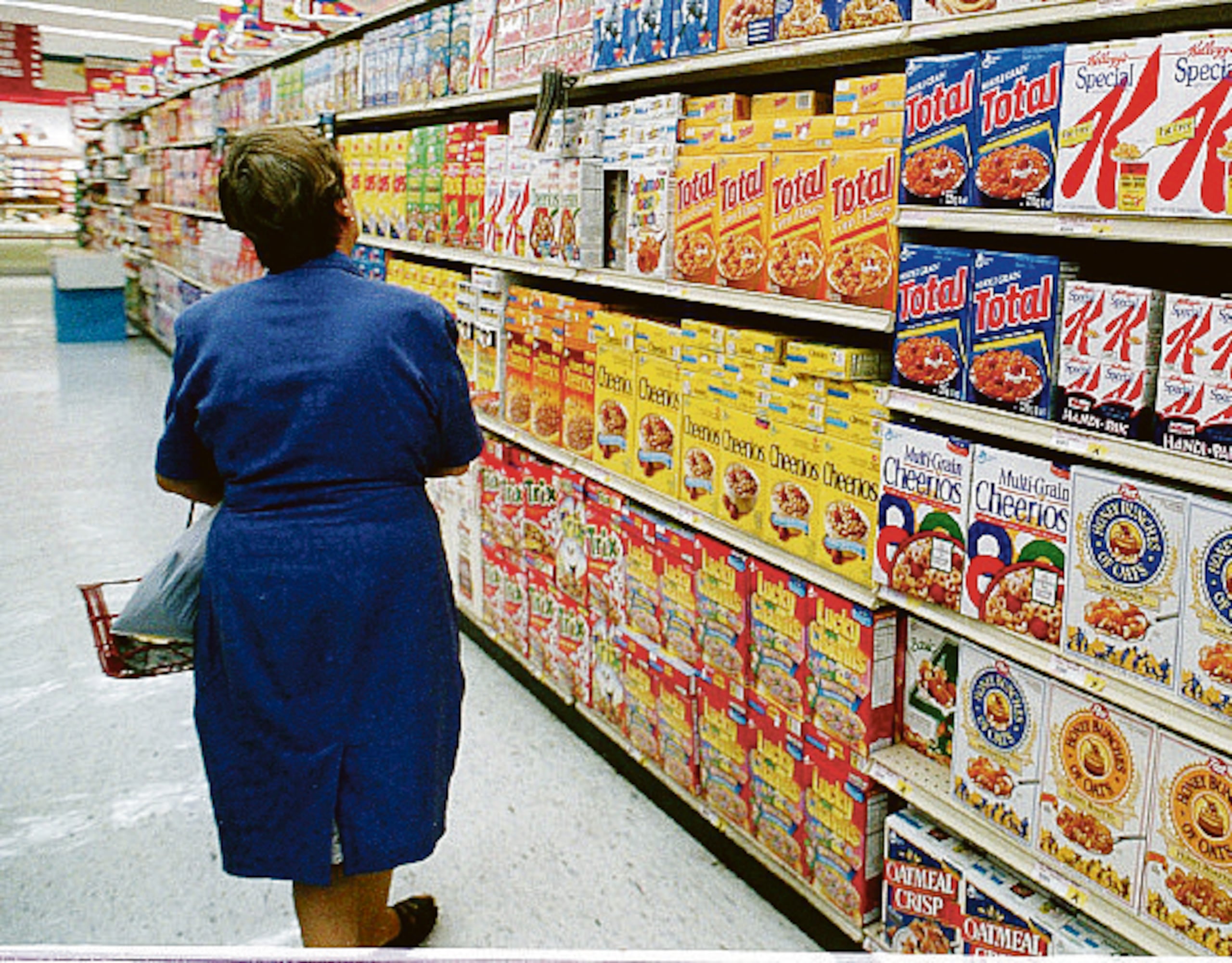 Supermercados, visitados hoy por este diario, mantenían sus góndolas bien suplidas.