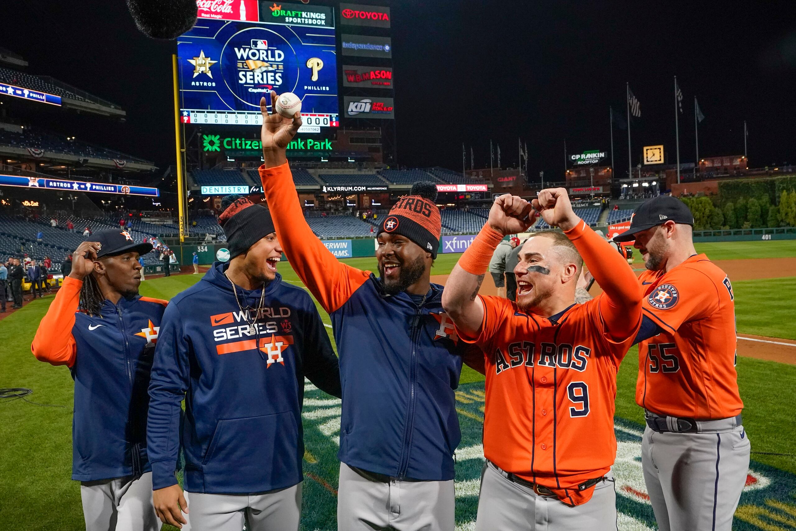 Esta fue la batería histórica de los Astros que lanzó y recibió el miércoles solo el segundo juego sin hits en una Serie Mundial. Estos son desde la derecha los relevistas Rafael Montero y Bryan Abreu, el abridor Cristian Javier, el receptor Christian Vazquez y el taponero Ryan Pressly.