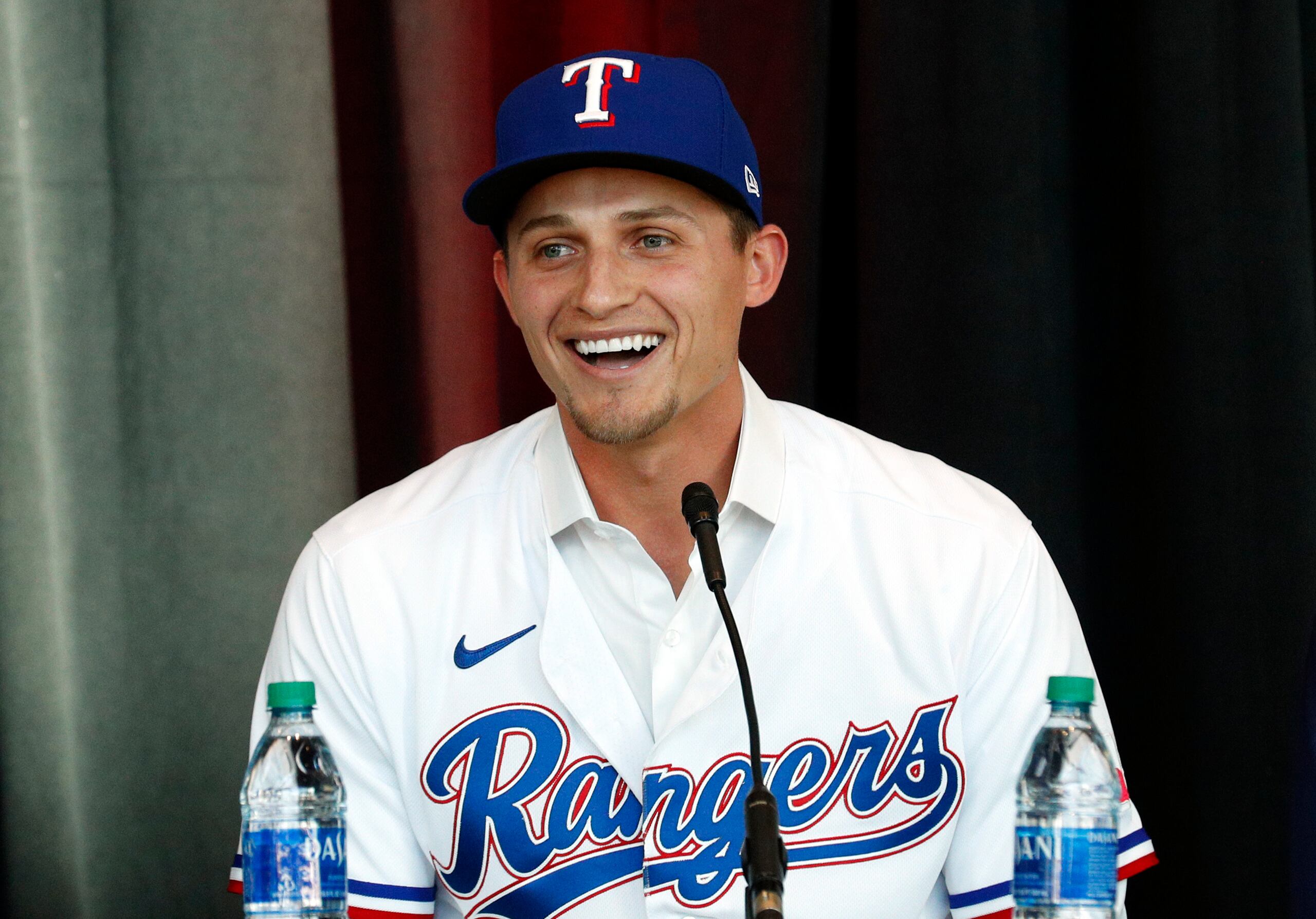 El anuncio de la firma de Jon Gray con los Rangers se dio el miércoles, el mismo día en que Texas presentó a Corey Seager, en la foto, y a Marcus Semien como sus nuevos integrantes.