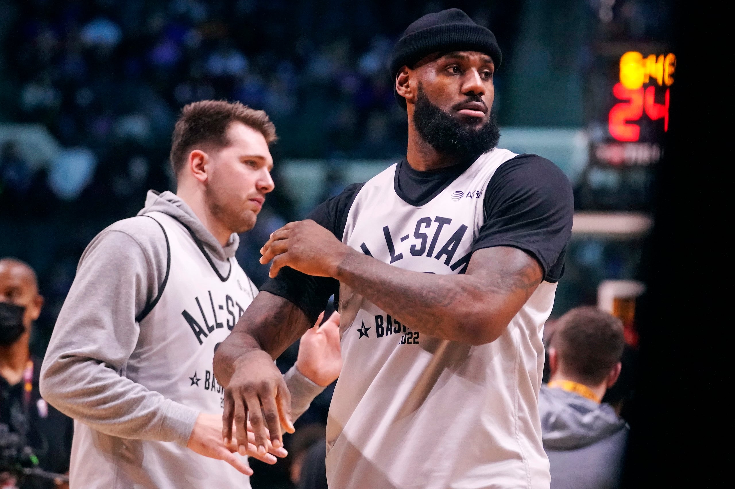 LeBron James y el esloveno Luka Doncic (atrás) durante una sesión de entrenamiento para el Juego de Estrellas efectuada el sábado.