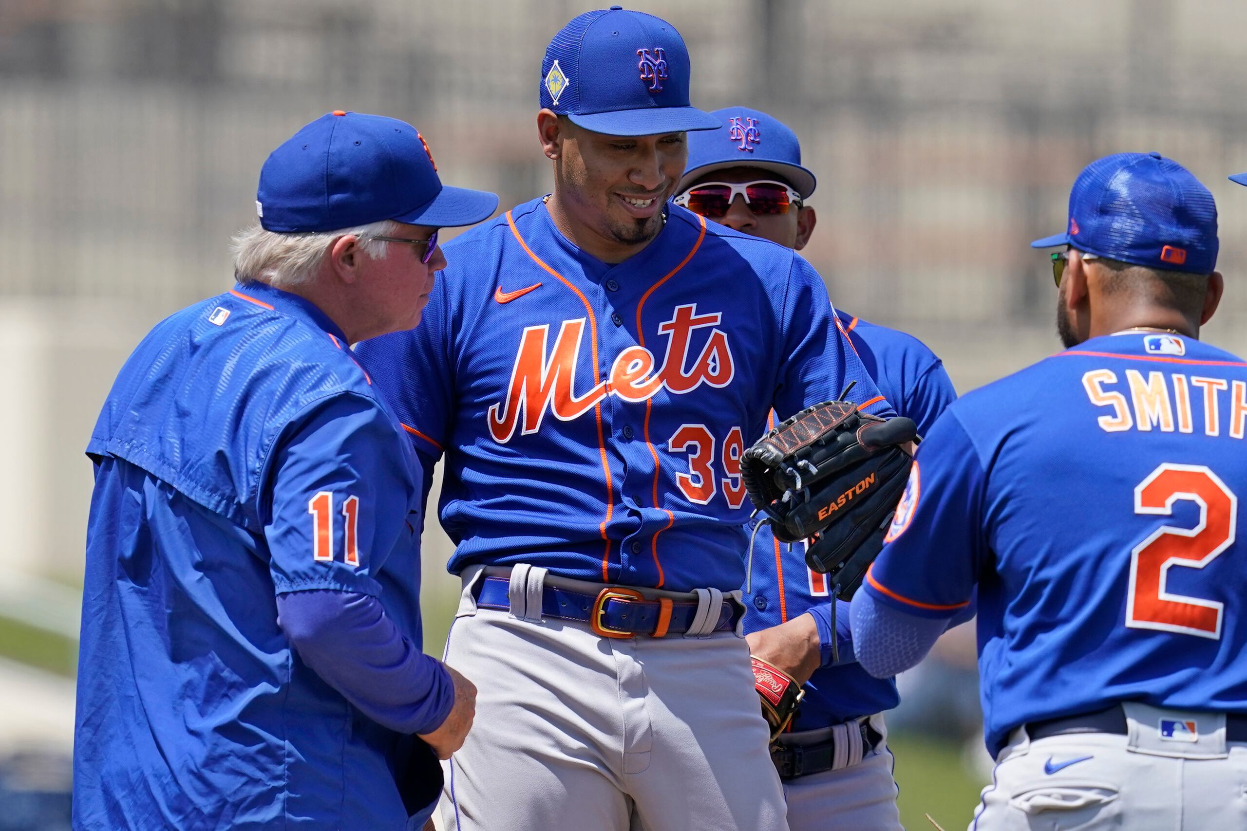 Buck Showalter (11) y Edwin Díaz.