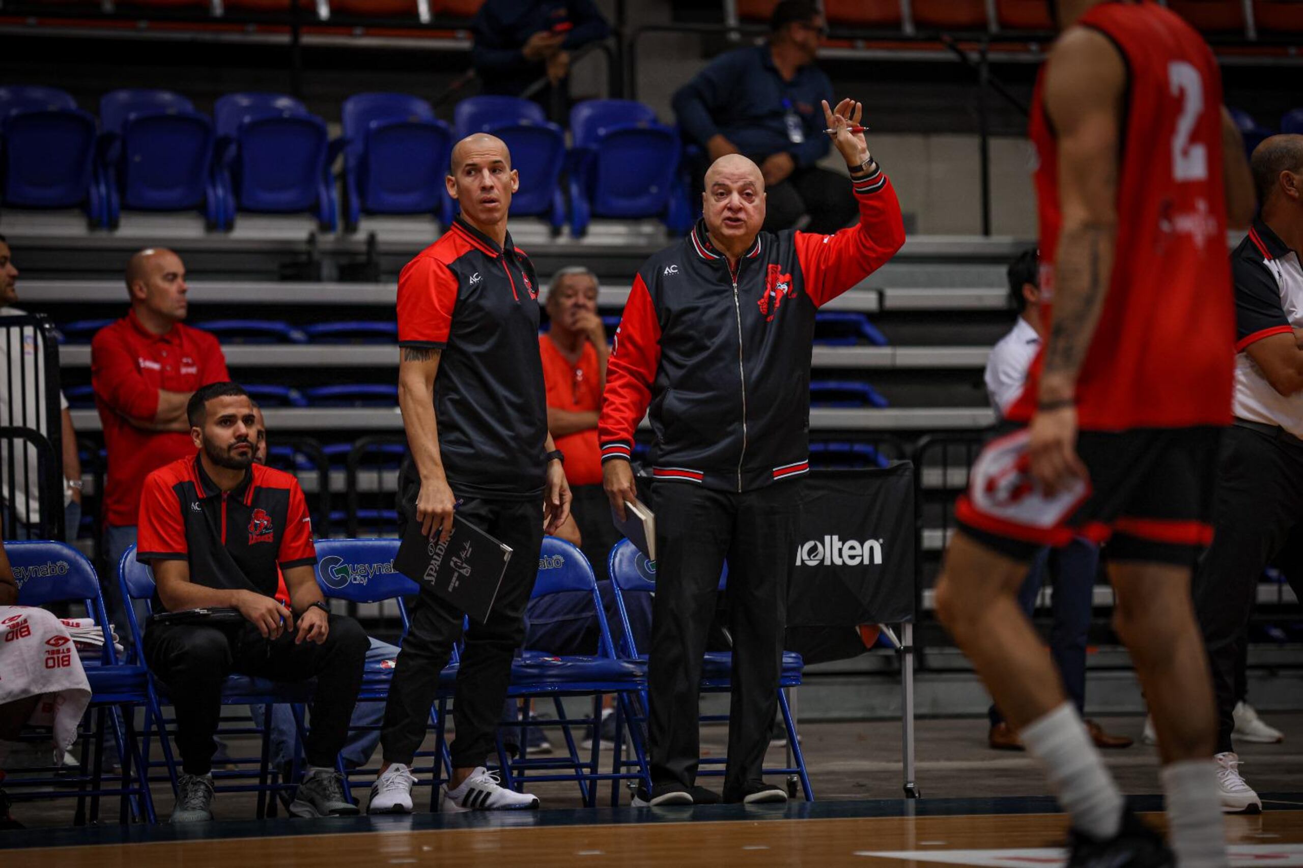 Carlos Morales, a la derecha, en compañía de Carlos Rivera, fue nombrado el domingo dirigente de los Leones de Ponce por lo que resta de la temporada. 