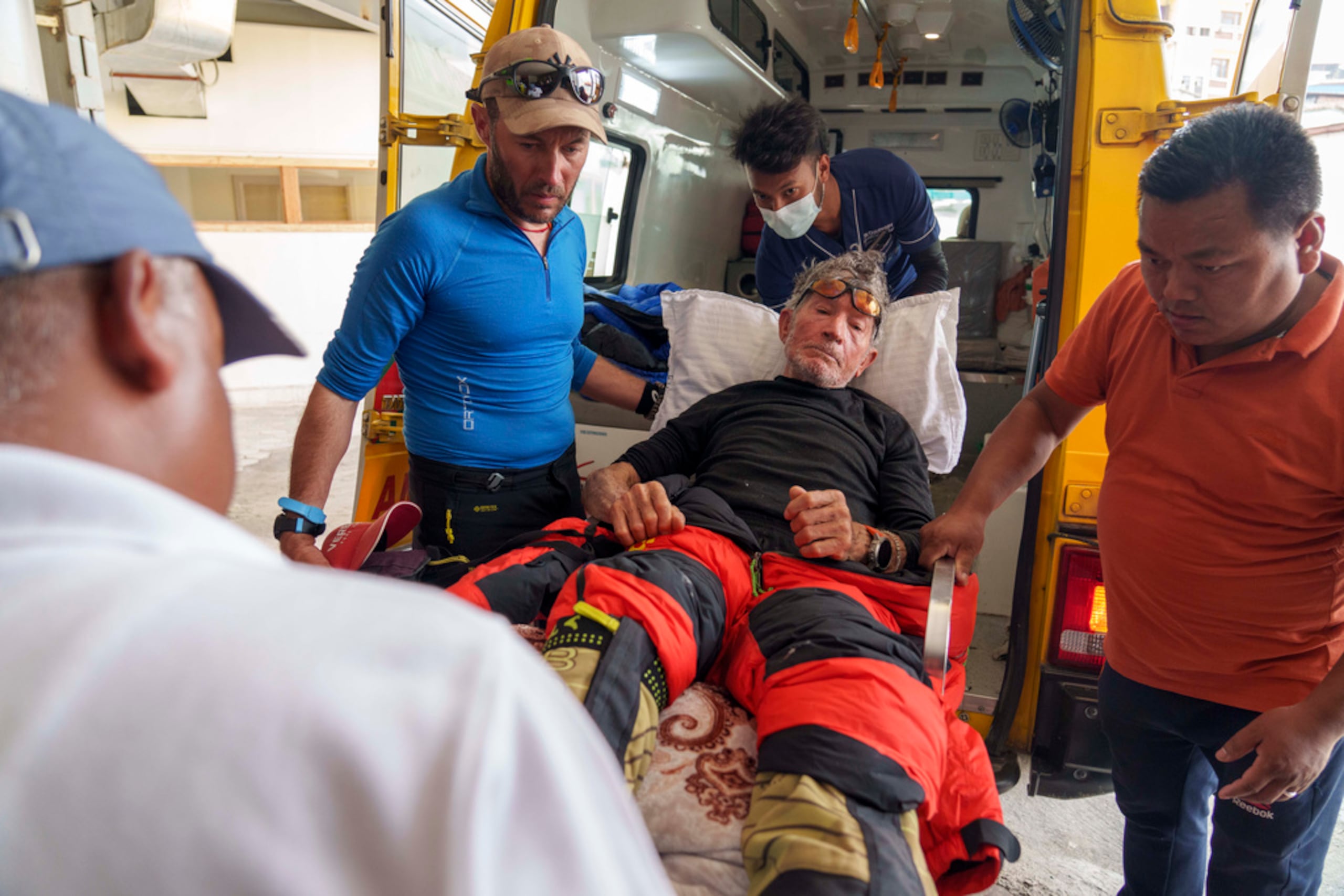 El escalador español Carlos Soria llega al hospital de Hams tras ser rescatado en la región montañosa de Dhaulagiri, en Katmandú, Nepal, el 18 de mayo de 2023.