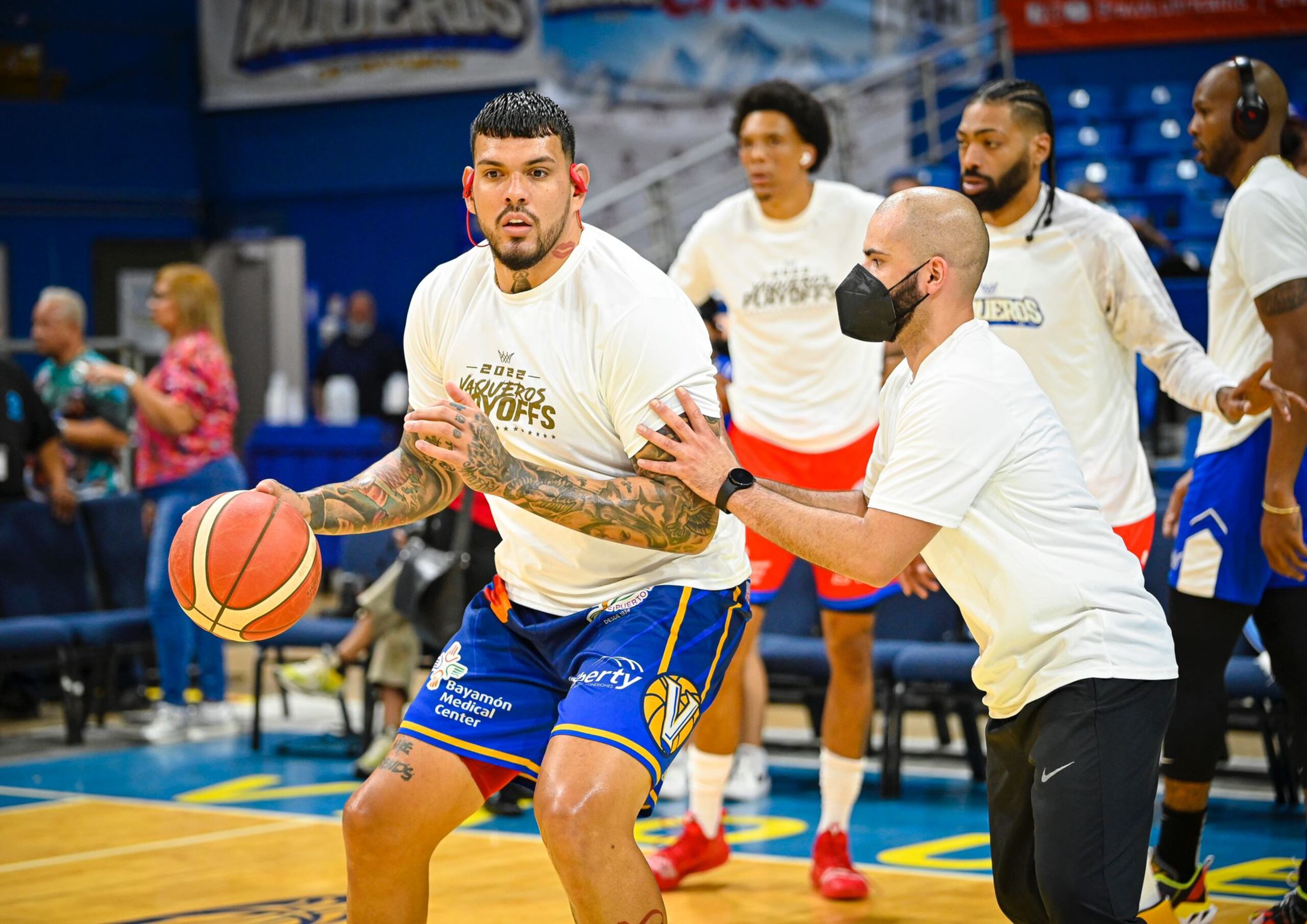 El canastero de los Vaqueros de Bayamón, Owen Pérez, aquí en una rutina de preparación, dice que no le afecta que le griten desde las gradas ni el intercambio de vacilones por las redes, porque le agregan 'pique' a la serie final.