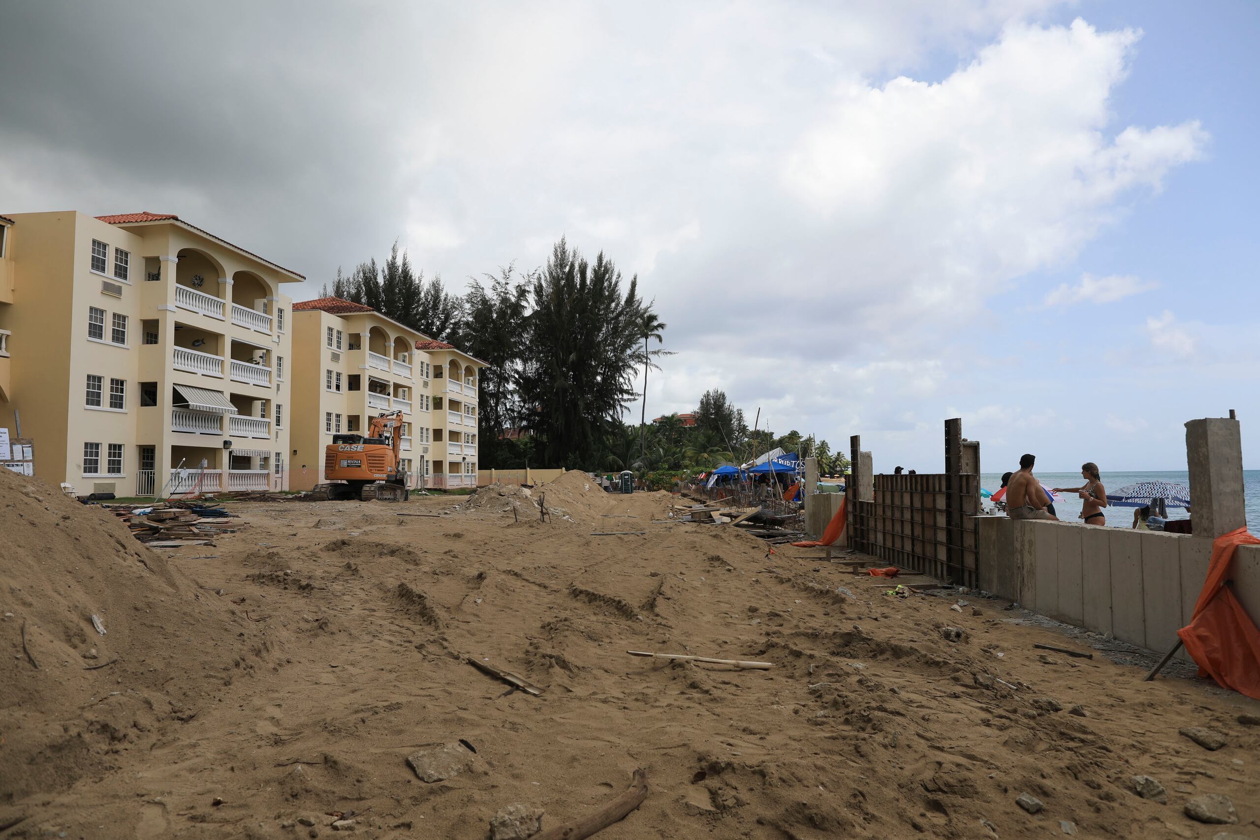 Vista de hace unos meses en torno a la polémica construcción en el Condominio Sol y Playa en Rincón.