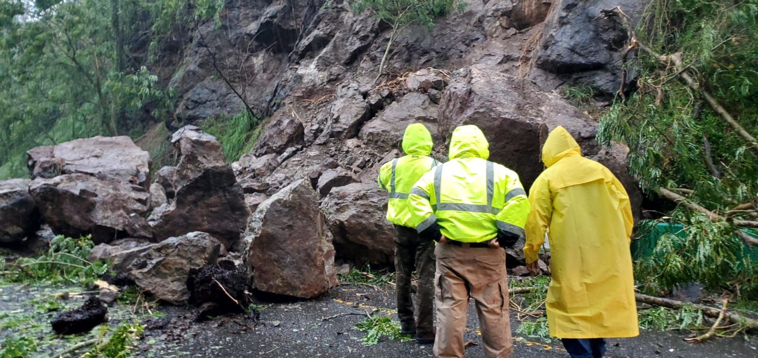 Brigadas abren paso en la carretera PR-149, en Villalba, pero en la zona se han registrado varios desprendimiento de rocas.