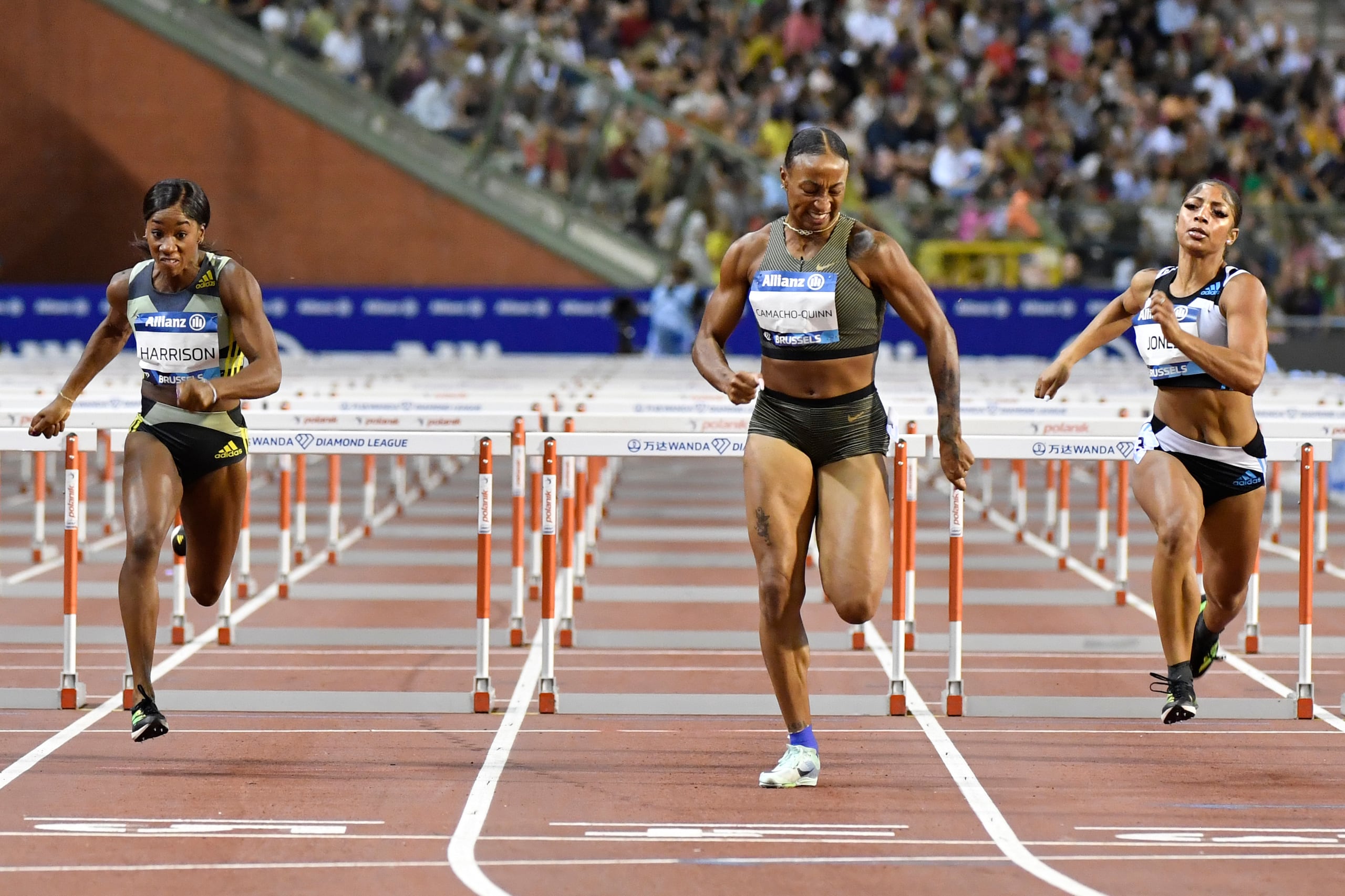 Jasmine Camacho Quinn aprieta con todo para llegar primera a la meta de la carrera del sábado en Bruselas. Su próxima carrera es el jueves, en la final de la Liga Diamante.