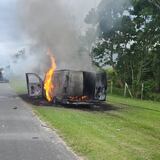 Se incendia guagua a orillas de autopista en Dorado 