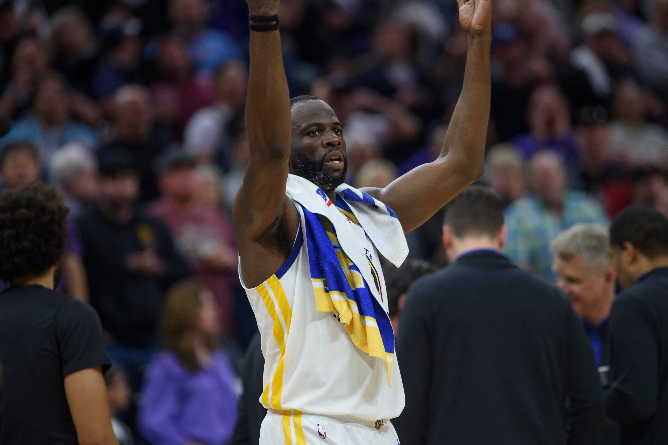 Draymond Green de los Warriors de Golden State tras ser expulsado en el segundo juego de la serie contra los Kings de Sacramento.