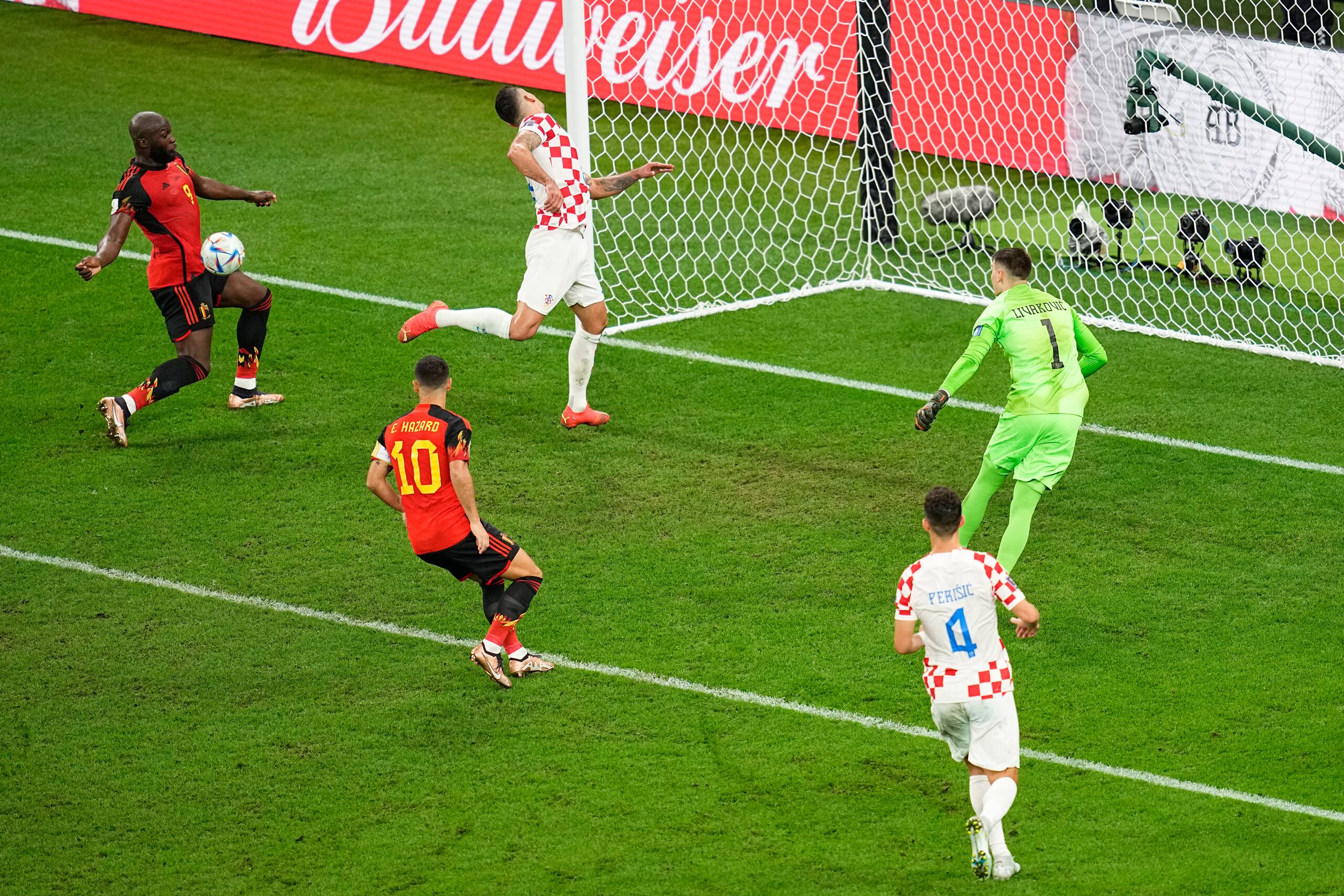 El belga Romelu Lukaku, a la izquierda con el balón, tuvo una gran oportunidad de anotar el jueves ante Croacia, pero falló y su equipo empató 0-0, lo que les dejó fuera del Mundial.