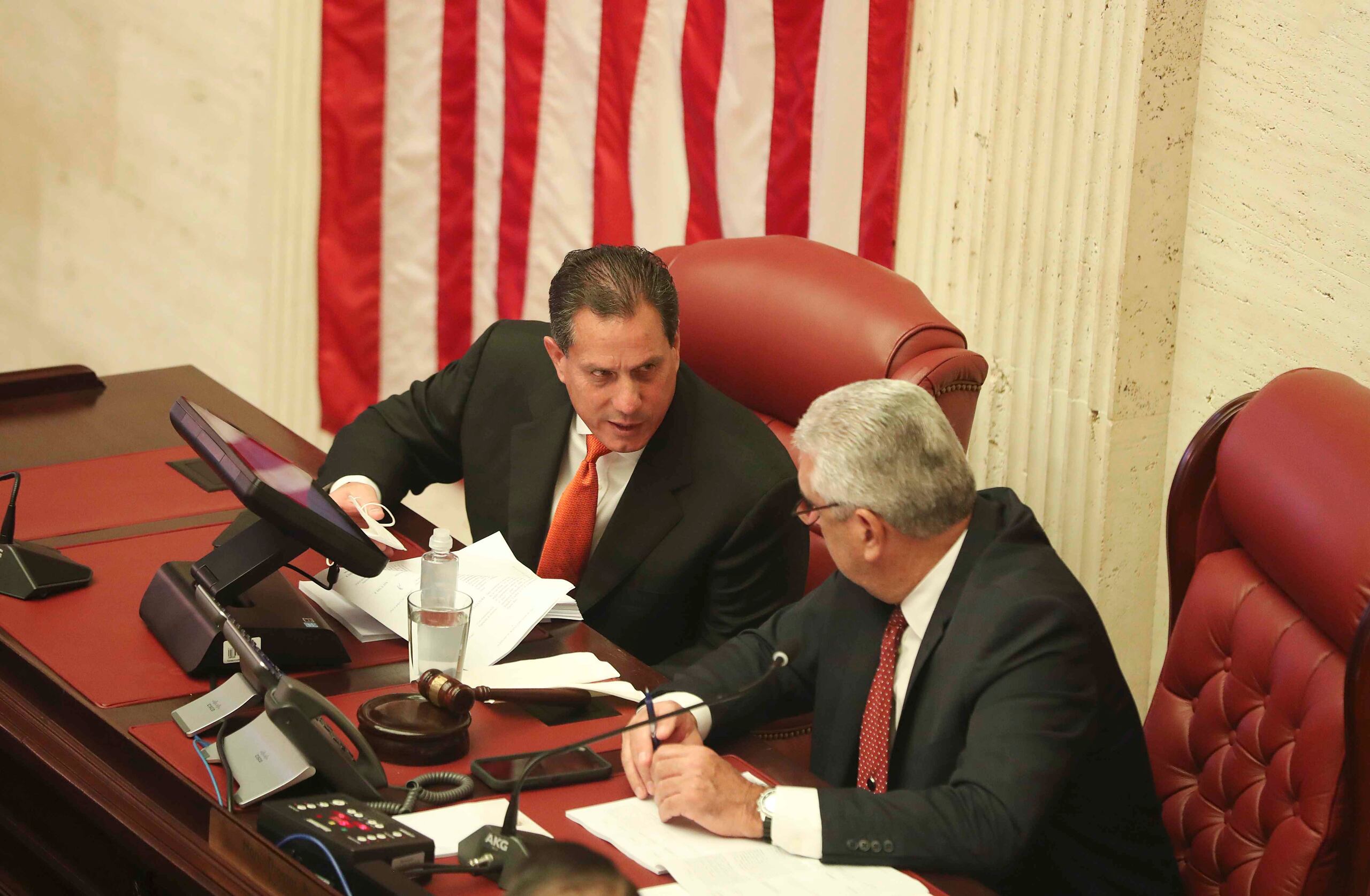 El senador Héctor Martínez conversa con el presidente del Senado, Thomas Rivera Schatz.