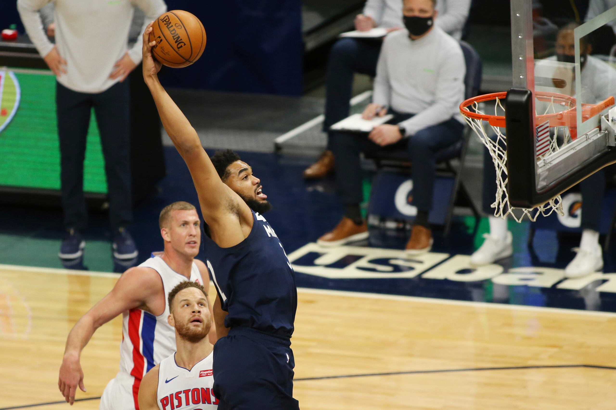 Karl-Anthony Towns, alero de los Timberwolves de Minnesota, realiza una clavada frente a Blake Griffin y Mason Plumlee, de los Pistons de Detroit, en el partido del miércoles 23 de diciembre de 2020.