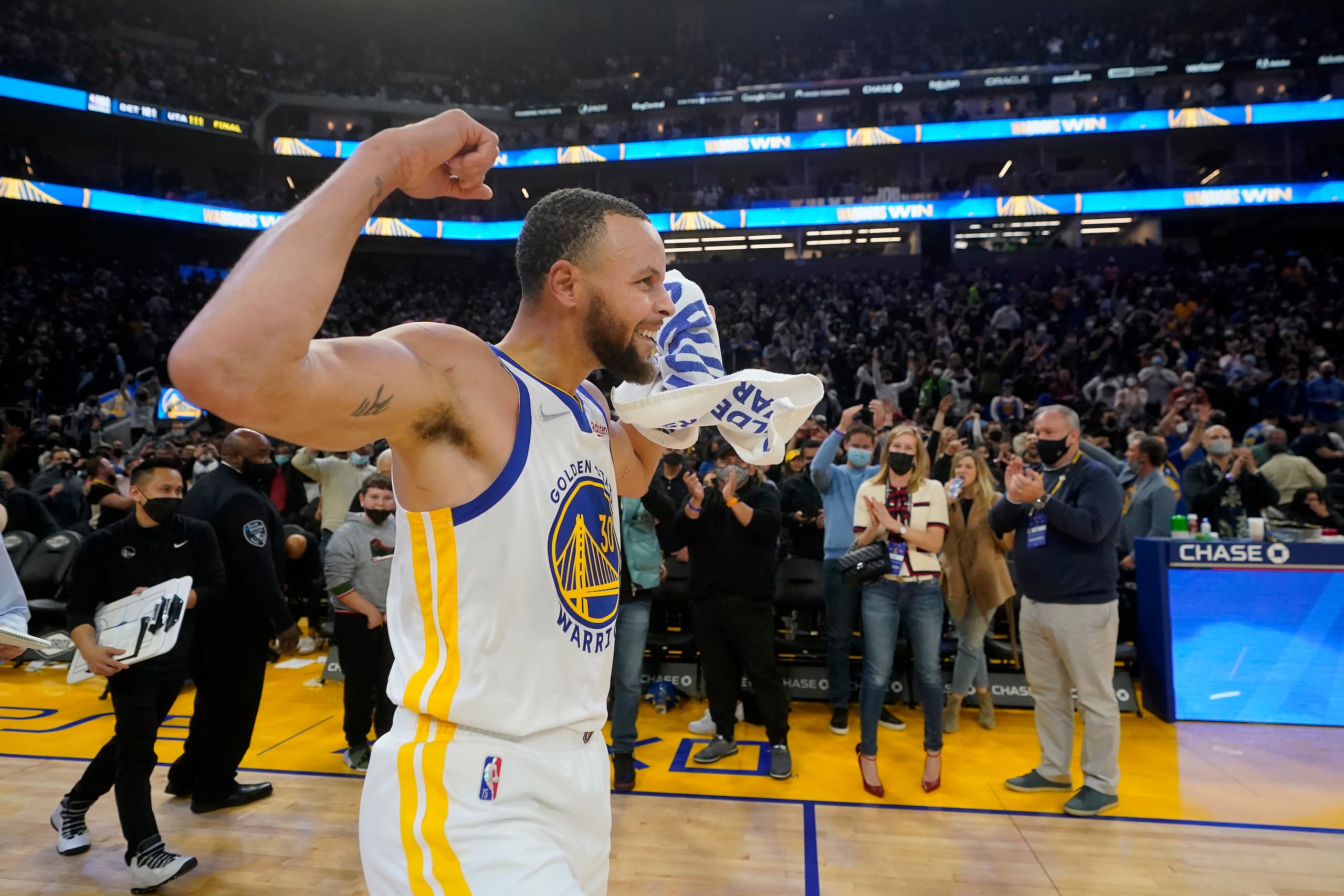 Stephen Curry celebra la victoria de su equipo sobre los Rockets de Houston luego de él anotar un espectacular canasto contrarreloj.