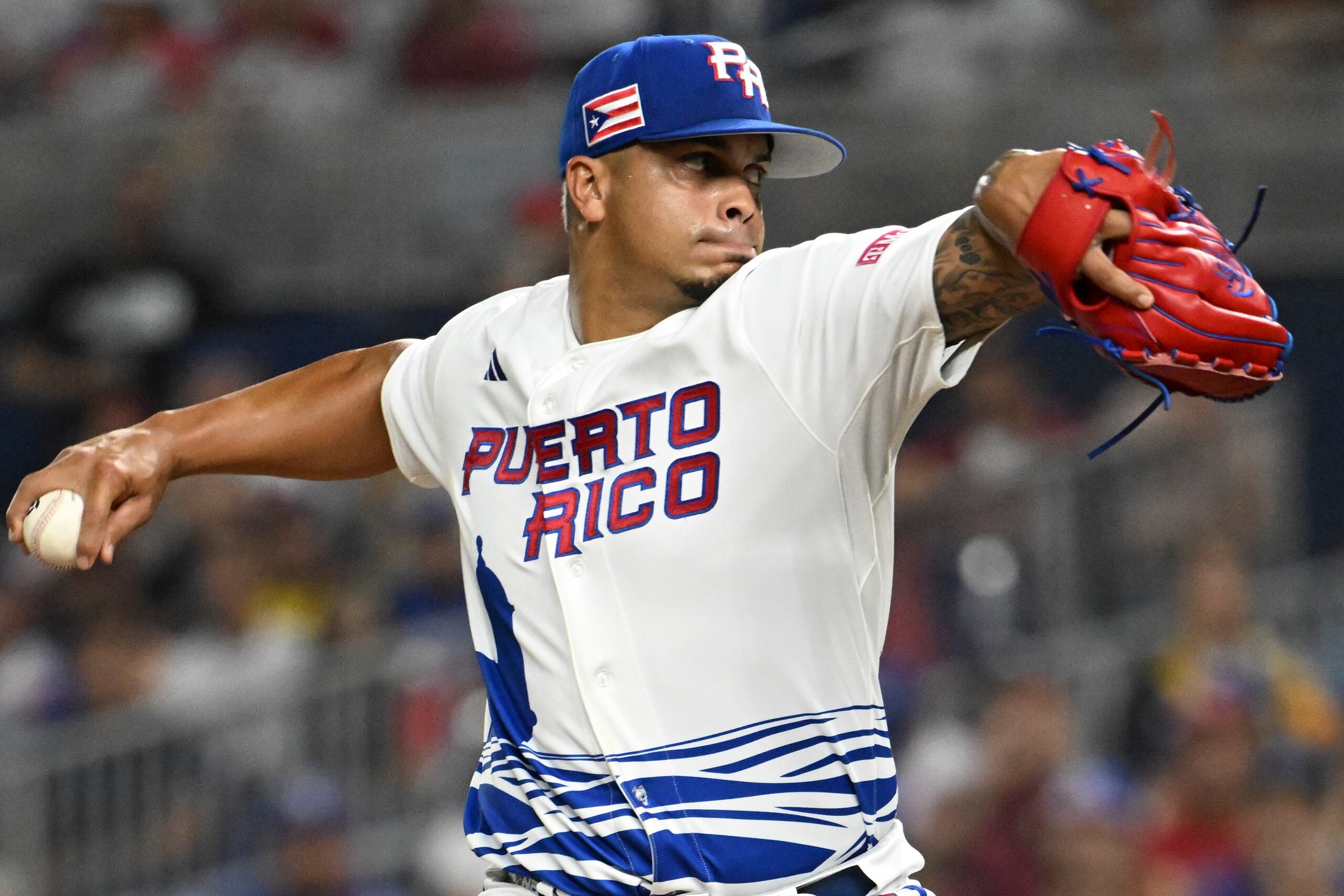 El lanzador Fernando Cruz relevó a José Berríos el pasado domingo en el juego ante Venezuela y permitió un jonrón de tres carreras.