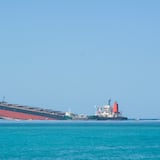 Se parte en dos el carguero que vertió petróleo en aguas de Mauricio 