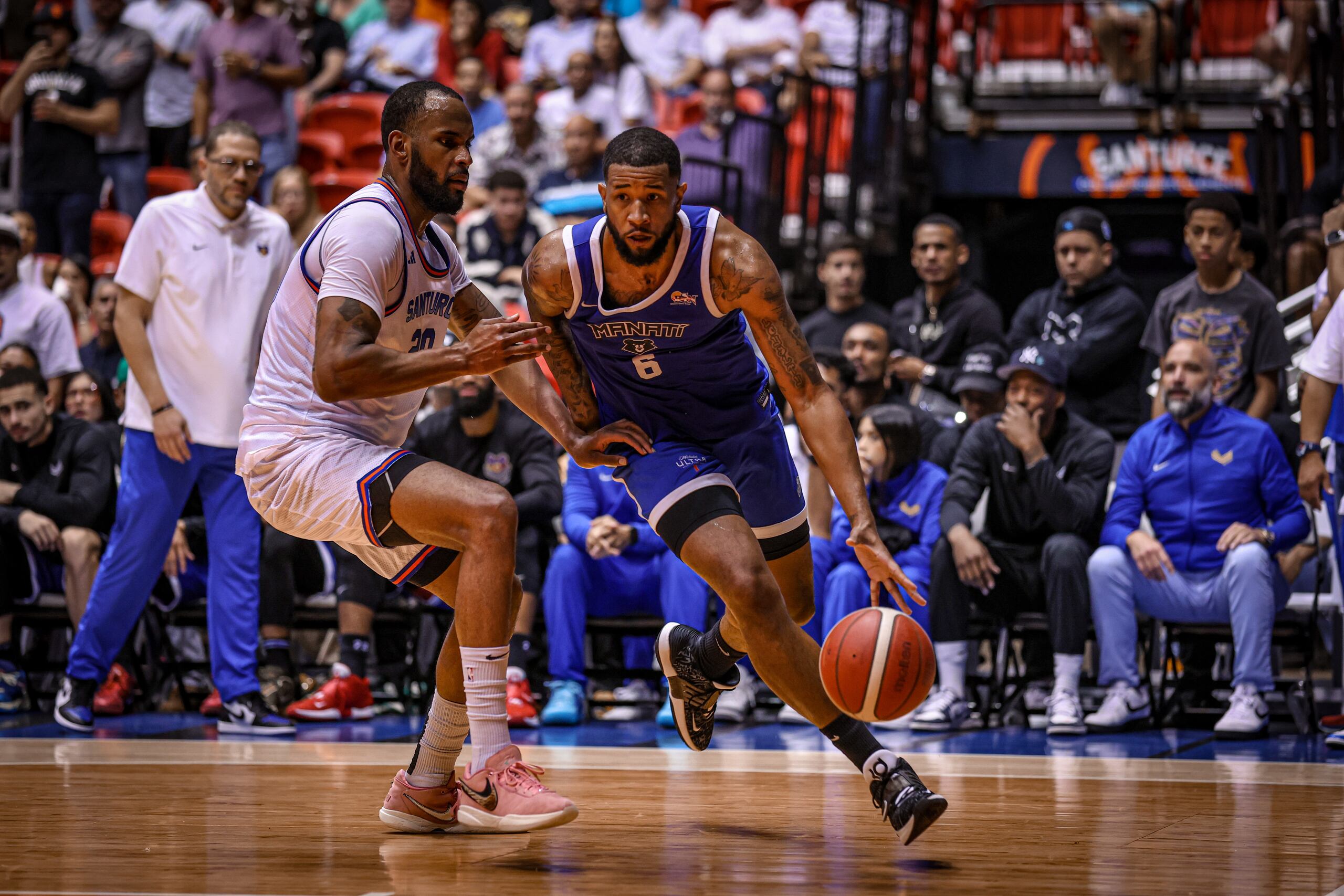 Chris Ortiz, de los Osos de Manatí, con el balón, acumuló 38 puntos el martes, pero su equipo cayó derrotado 96-87 ante los Capitanes de Arecibo.