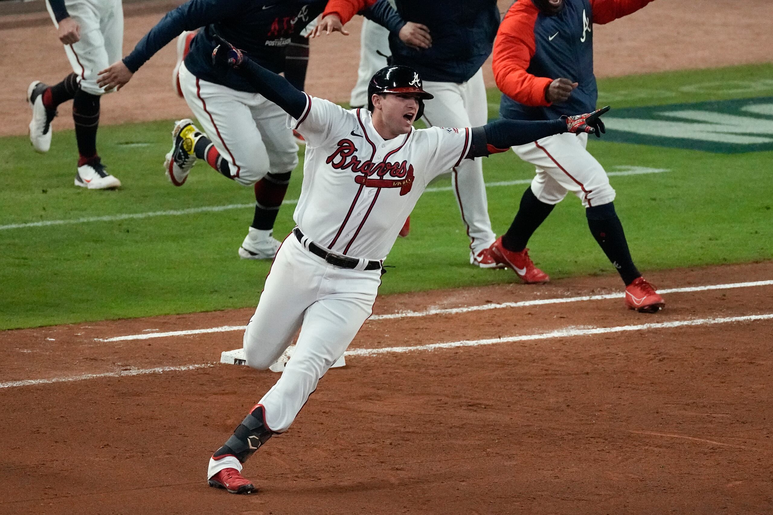 Austin Riley comienza la celebración tras ver que su batazo se convirtió en hit y remolcó a Ozzie Albies para dejar sobre el terreno a los Dodgers de Los Angeles.