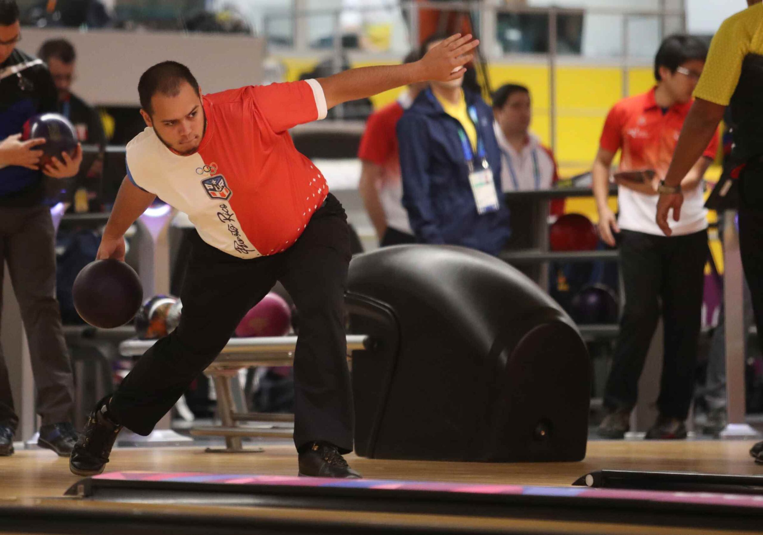 Cristian Azcona participa en uno de los frames en la modalidad de dobles de la competencia de bolos.