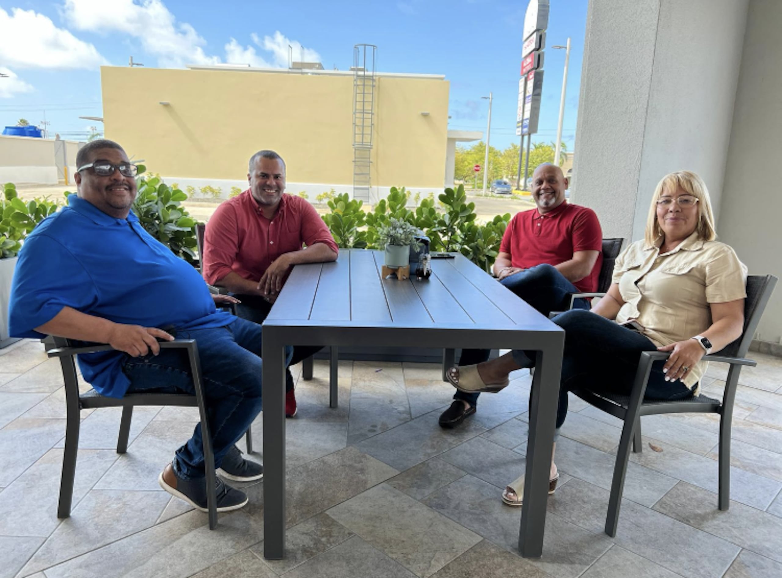 Los aspirantes a la alcaldía de Luis "Narmito" Ortiz Lugo, O'Brian Vázquez y Kia Rosario se reunieron esta mañana con el secretario del Partido Popular Democrático, Ramón Luis Cruz Burgos (segundo desde la izquierda).