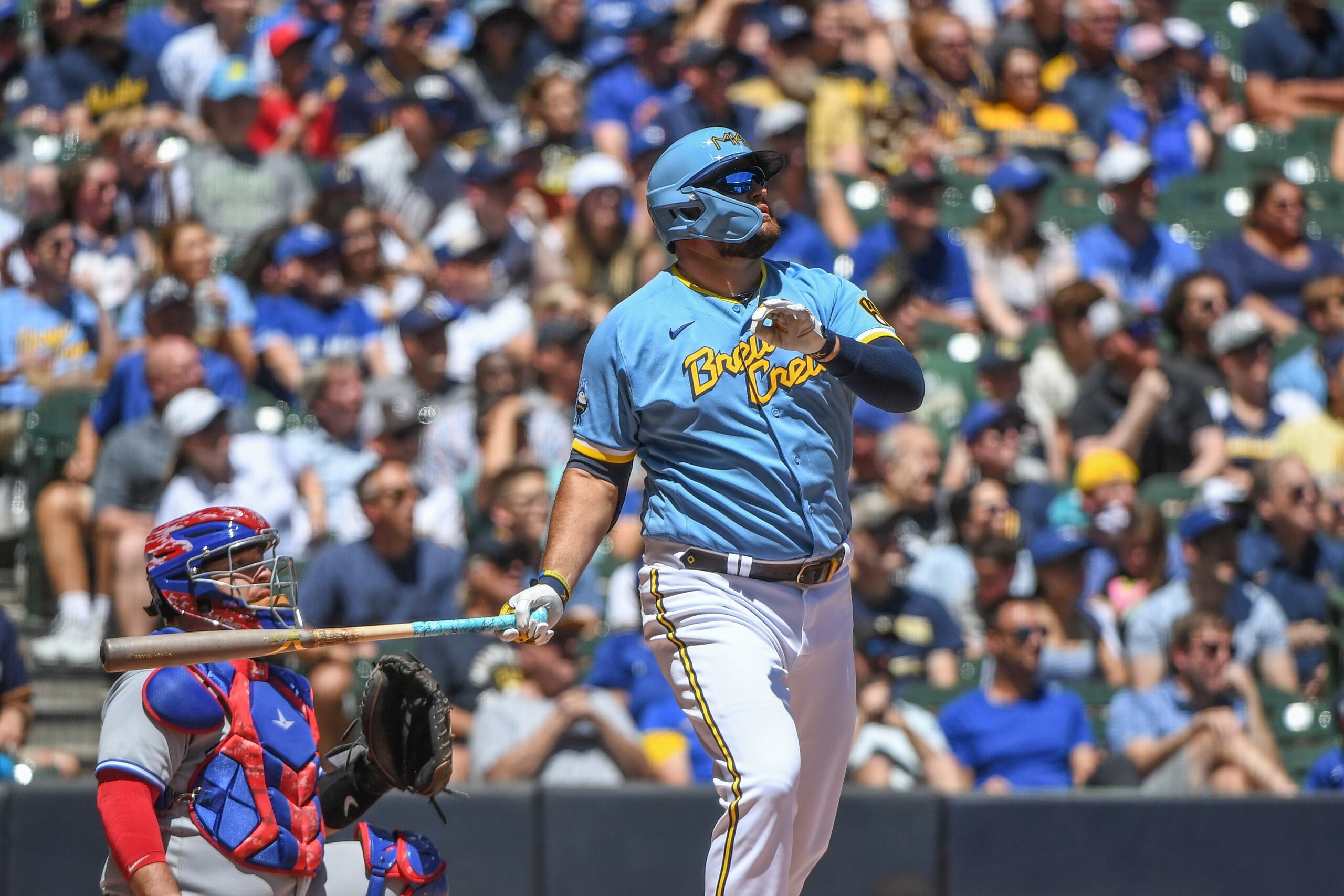 Rowdy Tellez, de los Cerveceros de Milwaukee, observa su cuadrangular en la primera entrada en el juego de béisbol contra los Azulejos de Toronto.