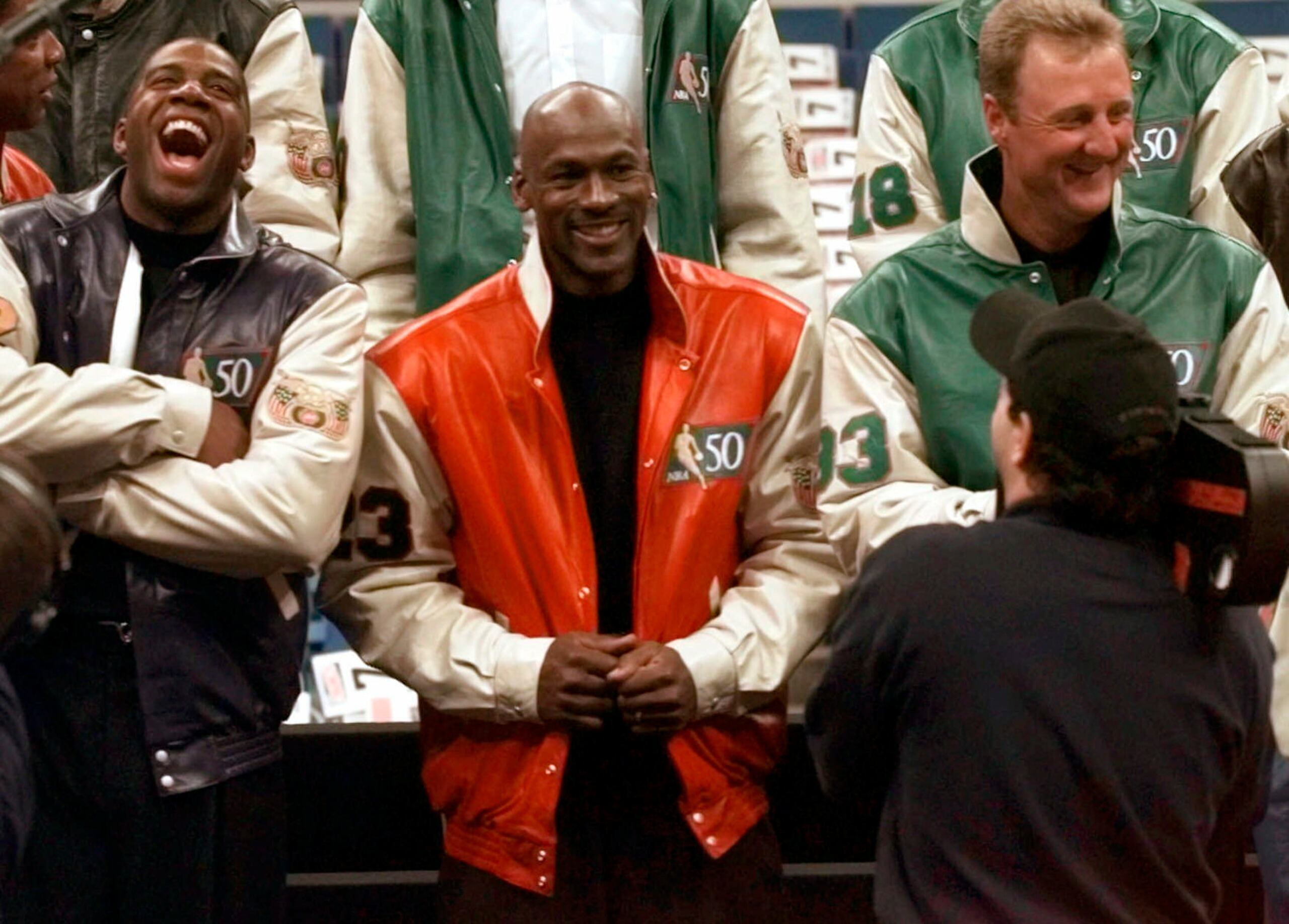 Desde la izquierda, Magic Johnson, Michael Jordan y Larry Bird durante la ceremonia de festejo de los 50 años de la NBA en 1997.