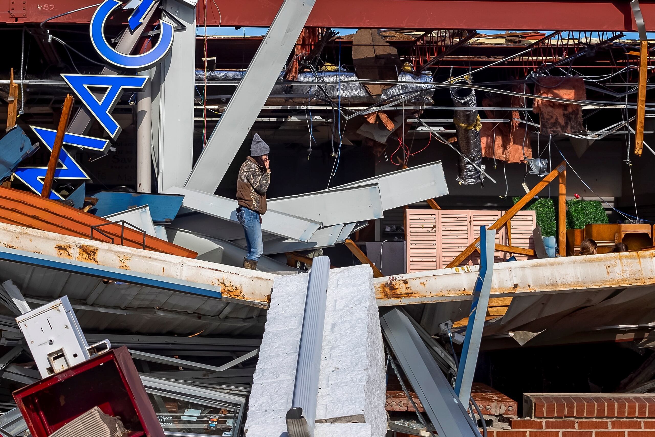 El Gobernador de Kentucky confirmó que la cifra de muertes se encuentra en más de 70 por la serie de tornados que impactó al este de los Estados Unidos.