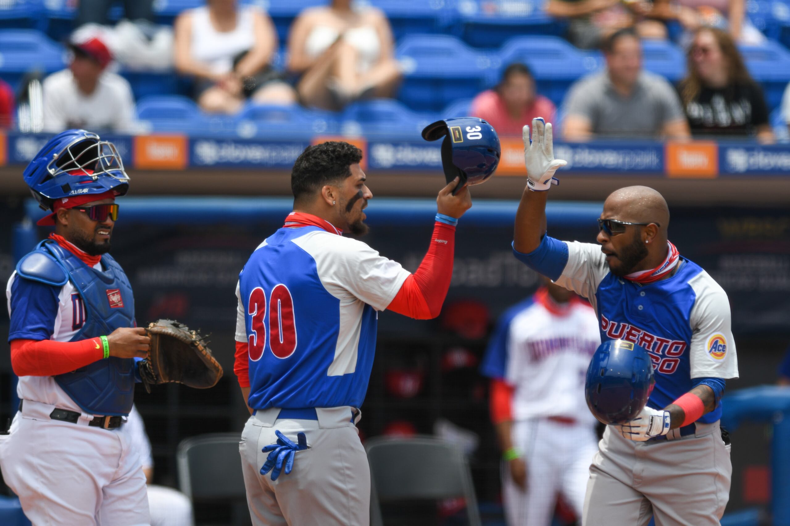 Rey Navarro celebra tras marcar una de las dos carreras de Puerto Rico en el partido.