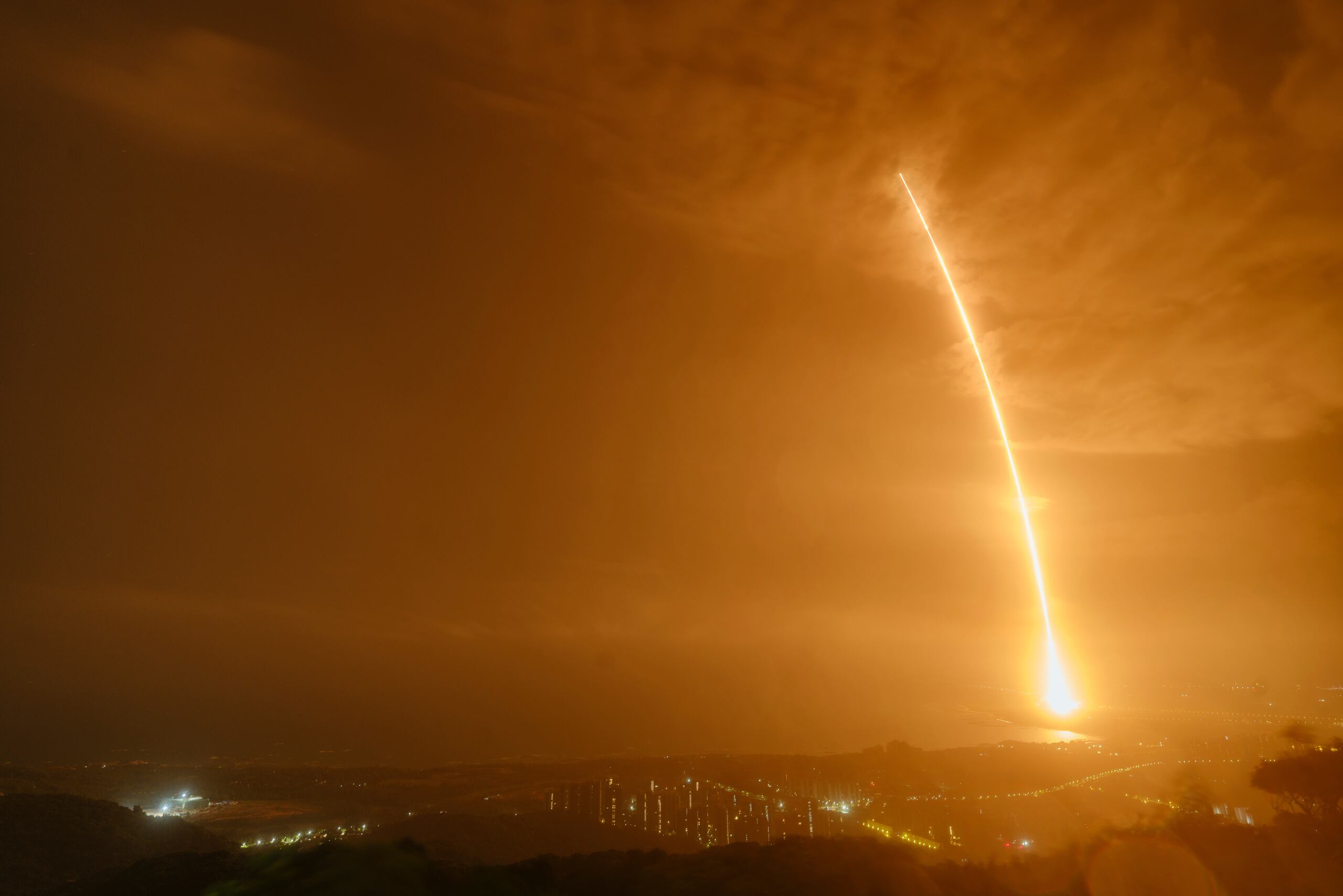 Fotografía difundida por la agencia de noticias china Xinhua de un cohete Gran Marcha 7 transportando la nave Tianzhou-2 mientras despega del Centro Espacial de Wenchang, en el sur de China, el sábado 29 de mayo de 2021.