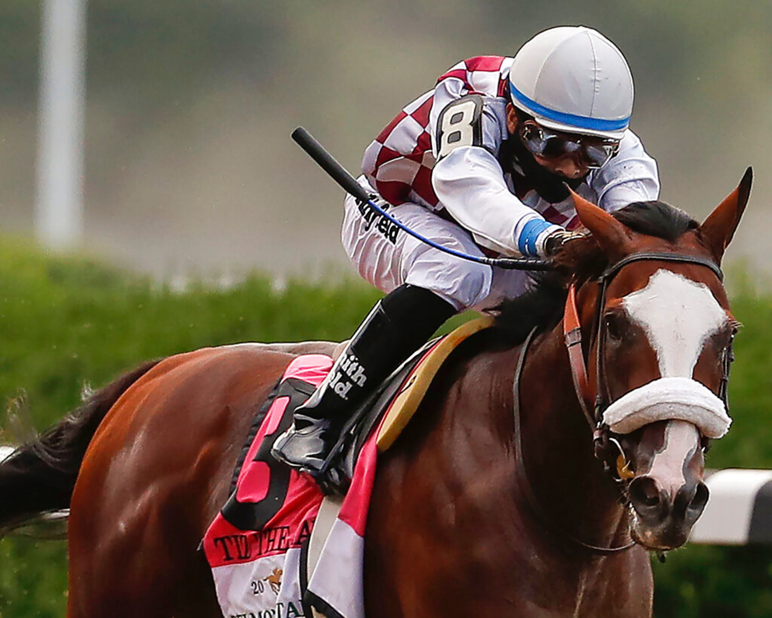 Tiz the Law con la monta del jinete Manny Franco durante Belmont Stakes.