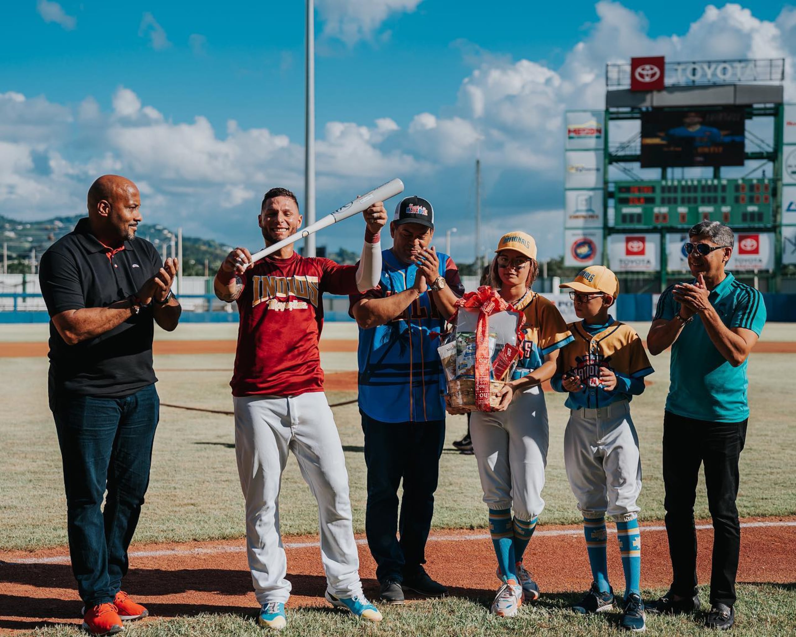 Danny Ortiz recibe el bate que le reconoció como el campeón de la competencia de cuadrangulares del Juego de Estrellas de la Liga de Béisbol Profesional Roberto Clemente celebrado en Mayagüez.