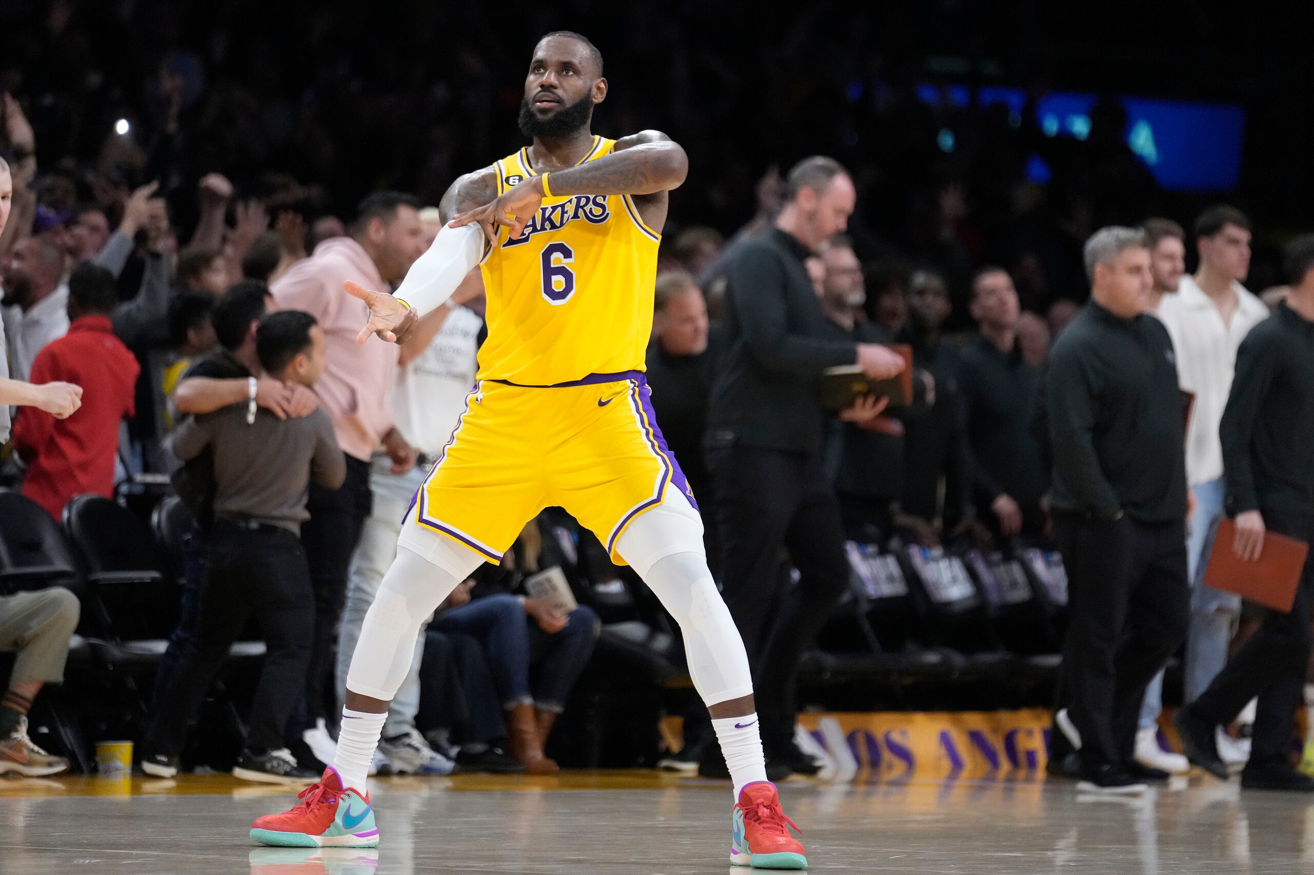 LeBron James, de los Lakers de Los Ángeles, festeja un triple de Dennis Schröder en el duelo del minitorneo de repesca ante los Timberwolves de Minnesota, el martes 11 de abril de 2023 (AP Foto/Marcio José Sánchez)