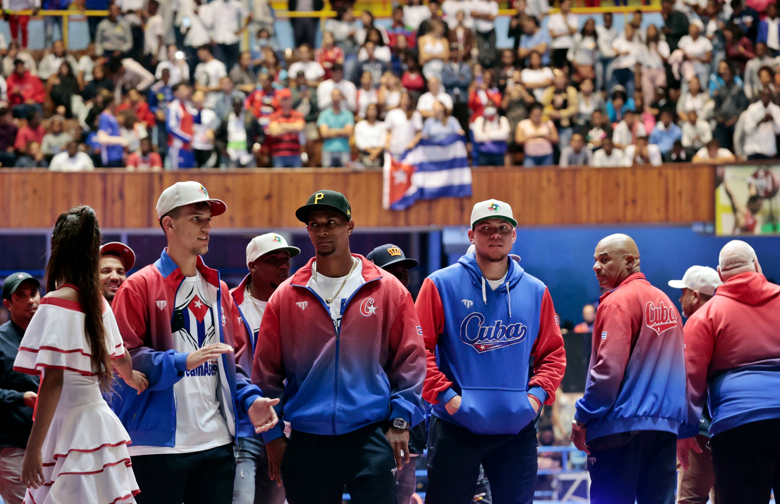 Los jugadores del equipo de Cuba son recibidos durante un acto de bienvenida hoy, en el coliseo de la ciudad deportiva de La Habana.
