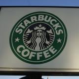 Starbucks se suma al centenar de marcas que suspenden su publicidad en redes 