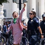 Arrestan a las congresistas Nydia Velázquez y Alexandria Ocasio-Cortez durante una protesta a favor del aborto