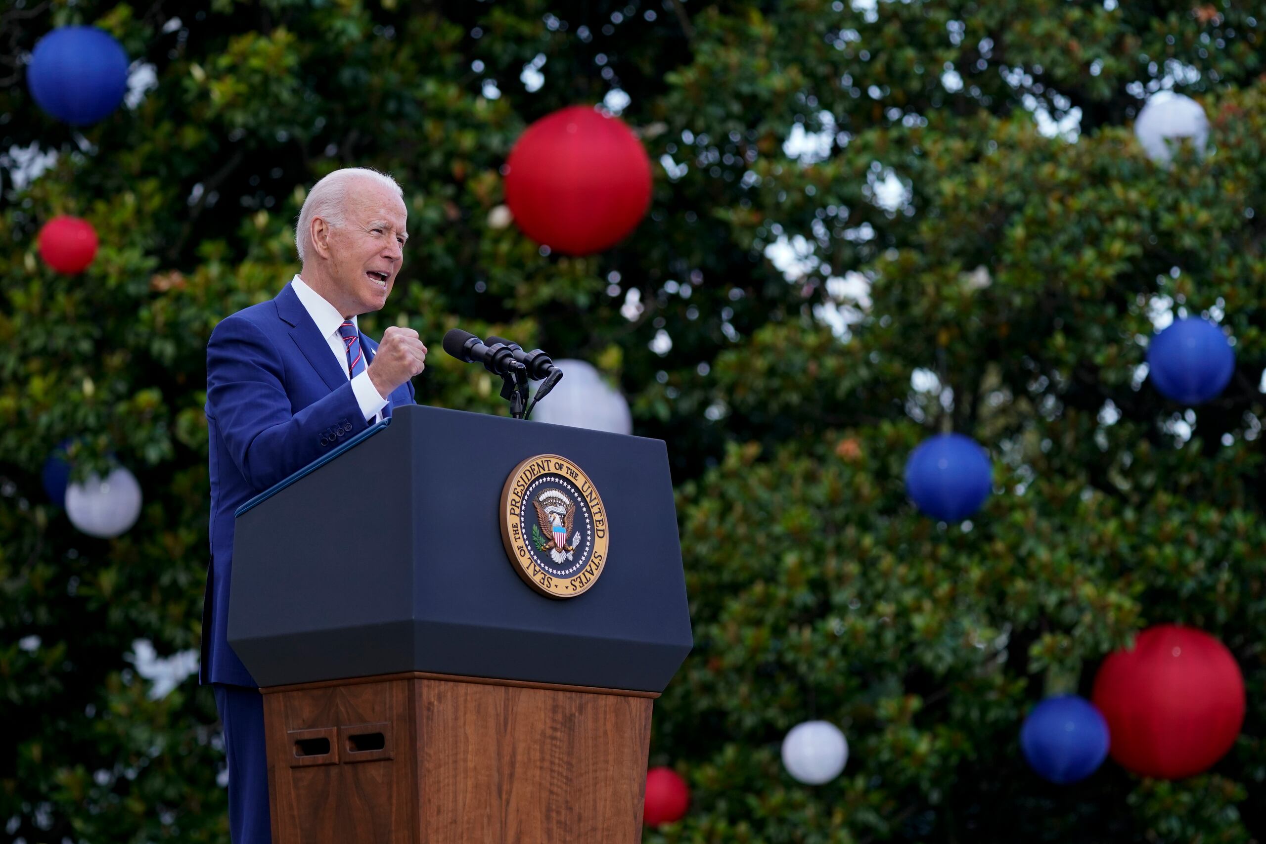 Una serie de errores de cálculo y desafíos imprevistos a un año de su discurso del 4 de julio tienen a Joe Biden luchando por mantener el equilibrio en año de elecciones intermedias.