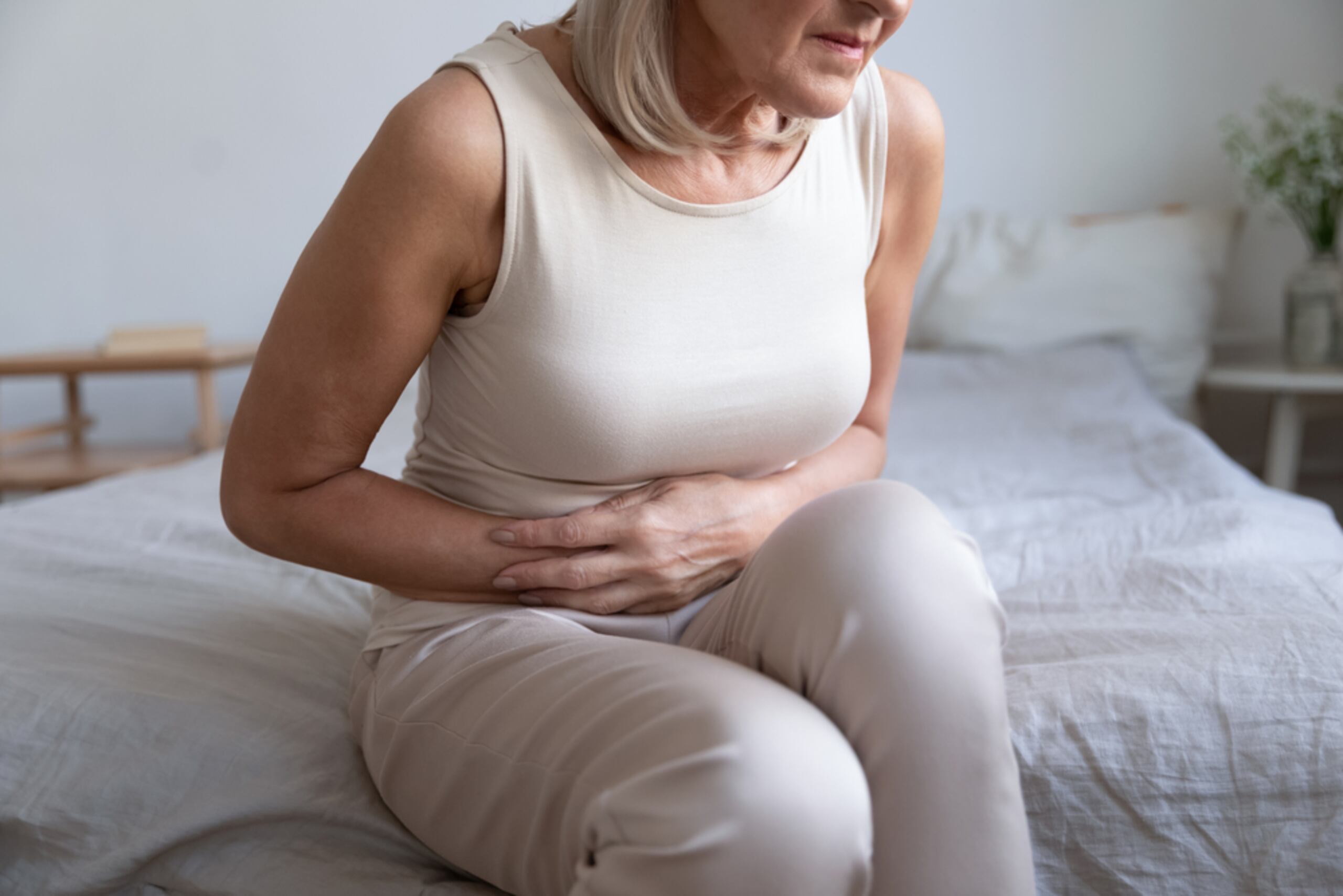 Cuando ya han transcurrido doce meses de la ausencia de menstruación, la mujer entra en la menopausia; si, después de esto, se presenta algún sangrado vaginal, por más mínimo que sea, es importante buscar evaluación médica inmediatamente.