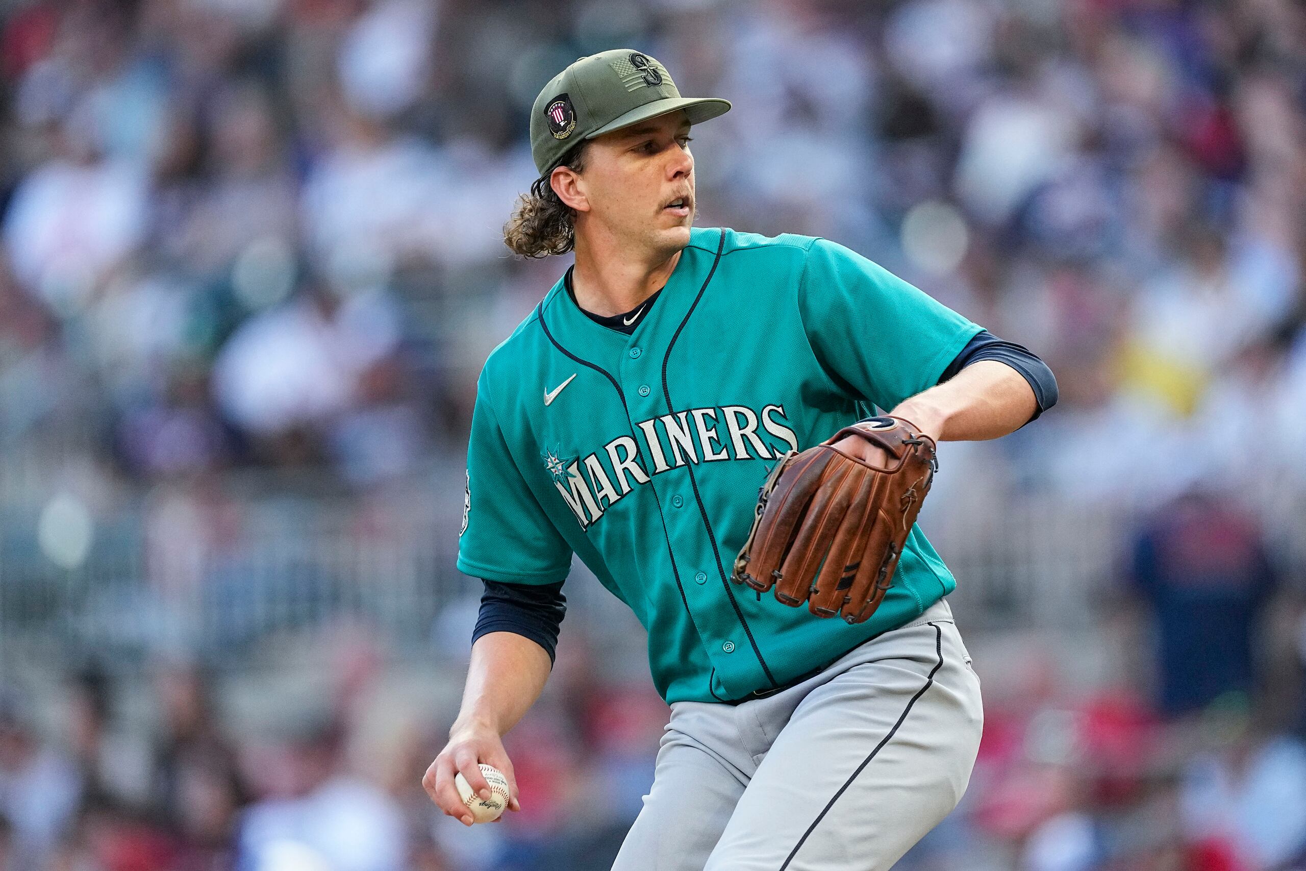 Logan Gilbert, abridor de los Mariners de Seattle, realiza un envío durante su labor del sábado ante los Braves de Atlanta.