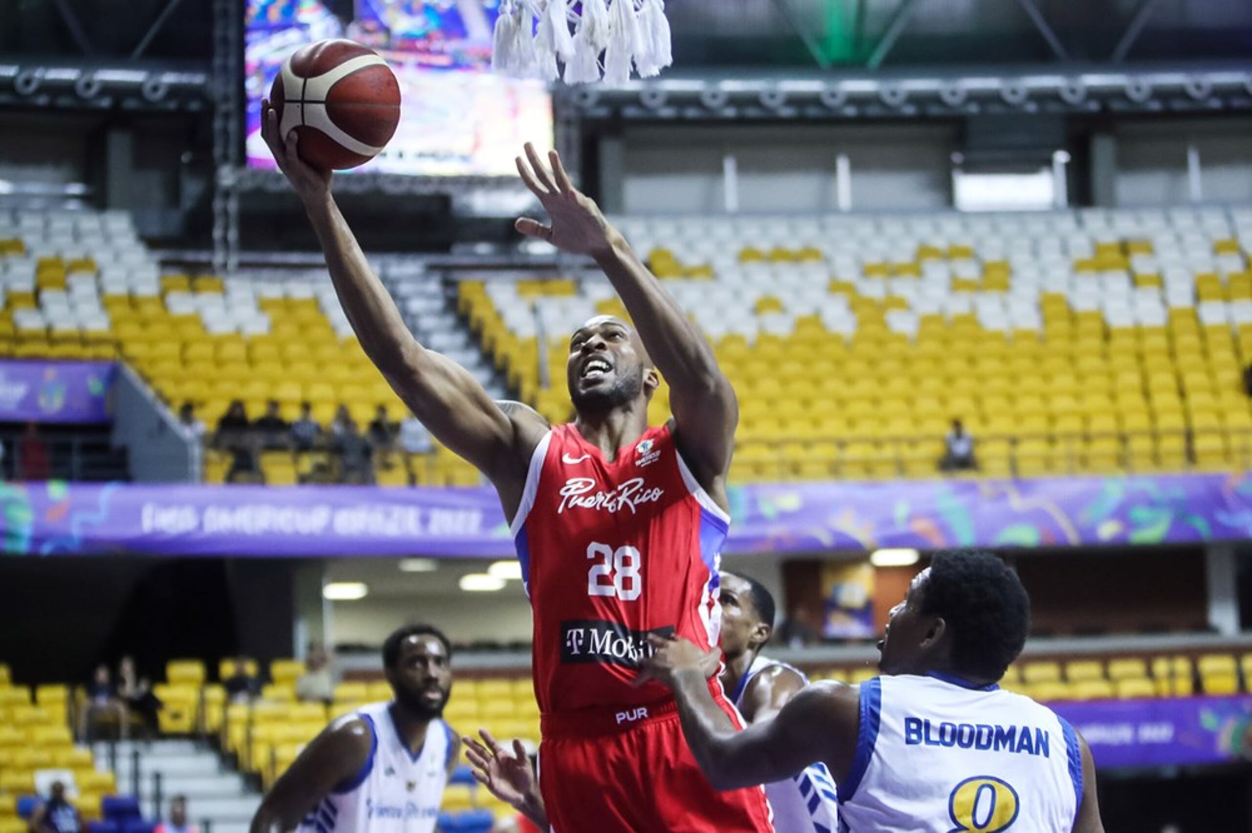 El pívot del equipo nacional de baloncesto de Puerto RIco, Ismael Romero, se levanta para colar dos de los 23 tantos que consiguió el martes ante el combinado de Islas Vírgenes.