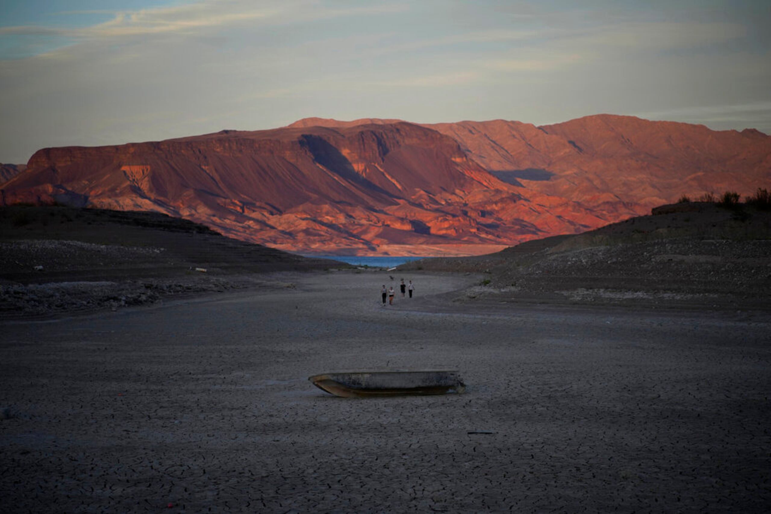 Vista de un bote sobre el fondo seco y agrietado del lago Mead el 9 de mayo de 2022.