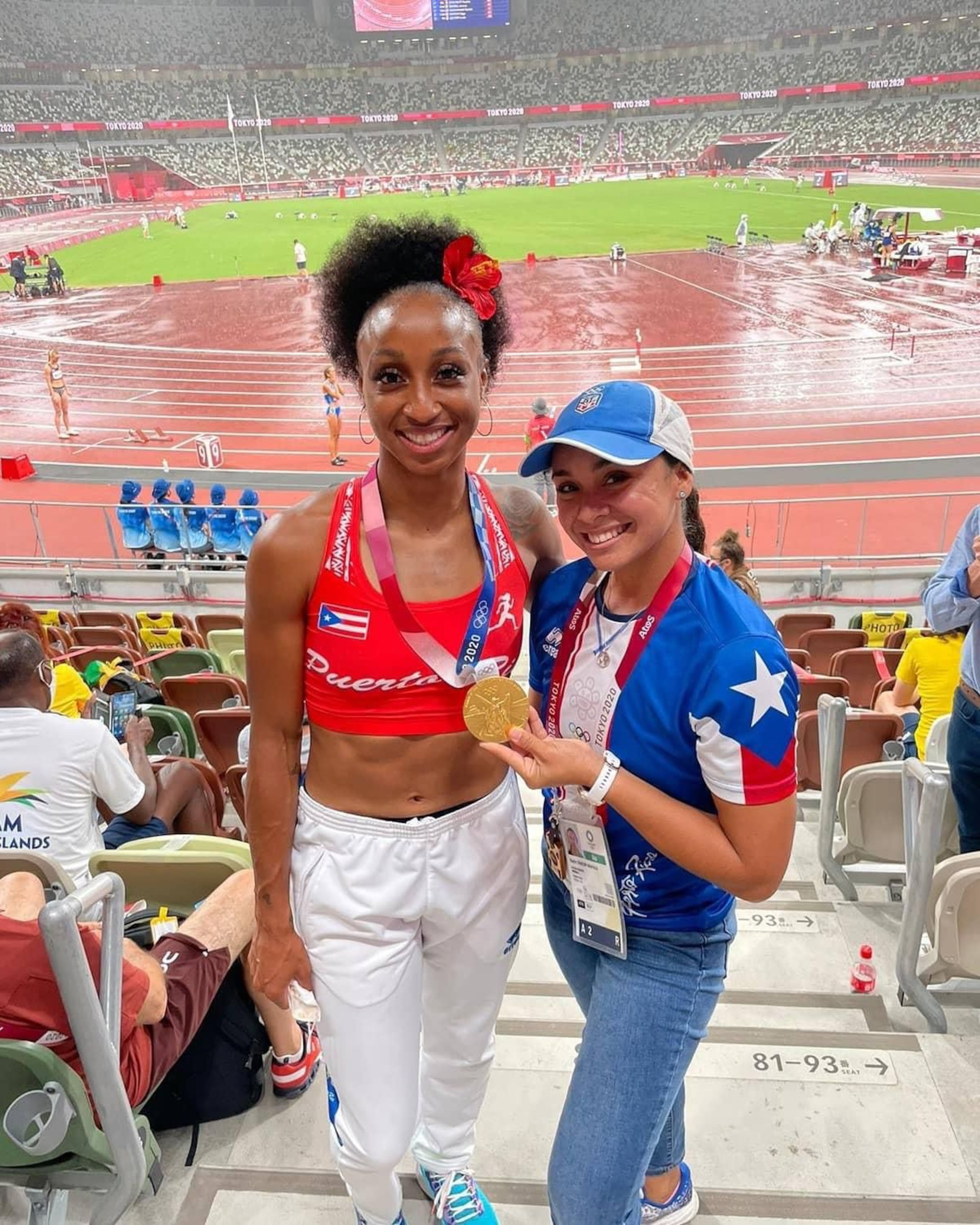 Daylin Chacón Grafals, terapista de Jasmine Camacho Quinn en Tokio, posa junto a la corredora olímpica pocos minutos después de que este recibió su medalla de oro.