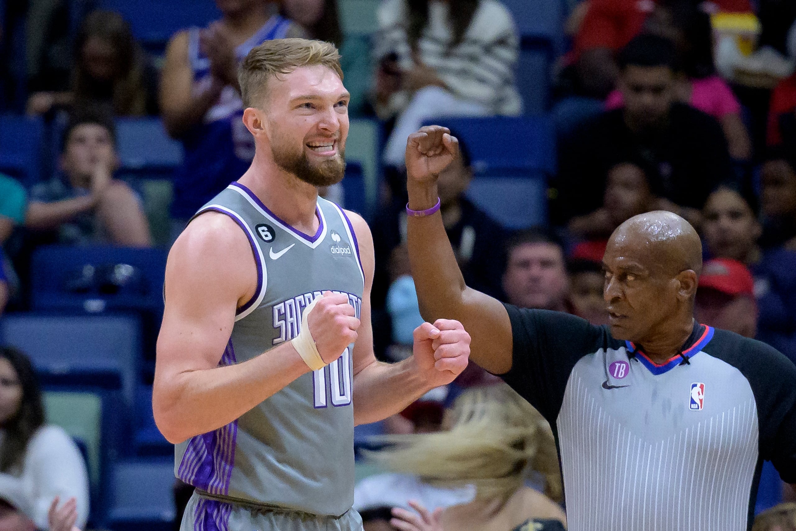 El delantero de los Kings de Sacramento, Domantas Sabonis, celebra tras colar un canasto y recibir falta durante el choque del martes ante los Pelicans. Este registró un 'triple-doble' en el desafío.