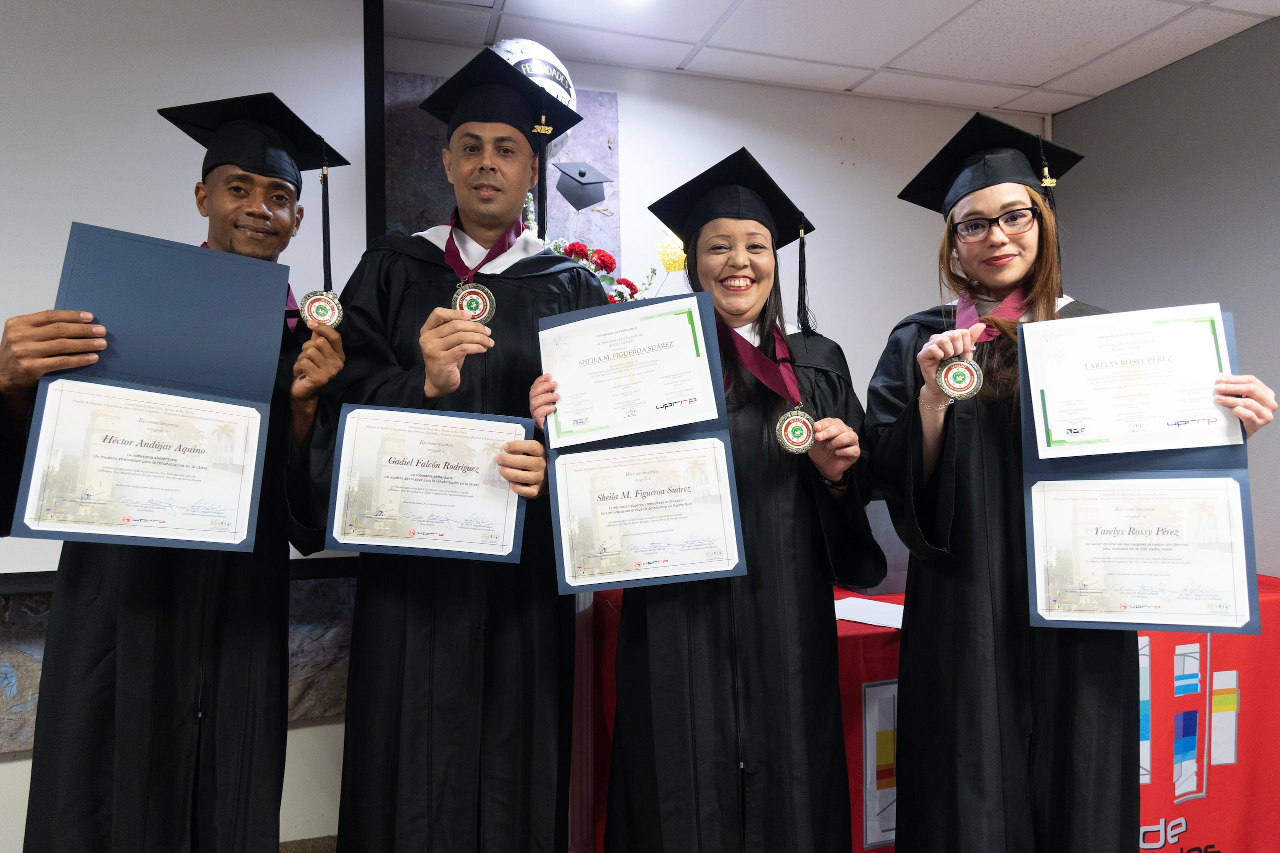 Héctor Andújar Andino, Gadiel Falcón Rodríguez, Sheila Figueroa Suárez y Yarelys Rossy Pérez muestran con satisfacción sus diplomas.